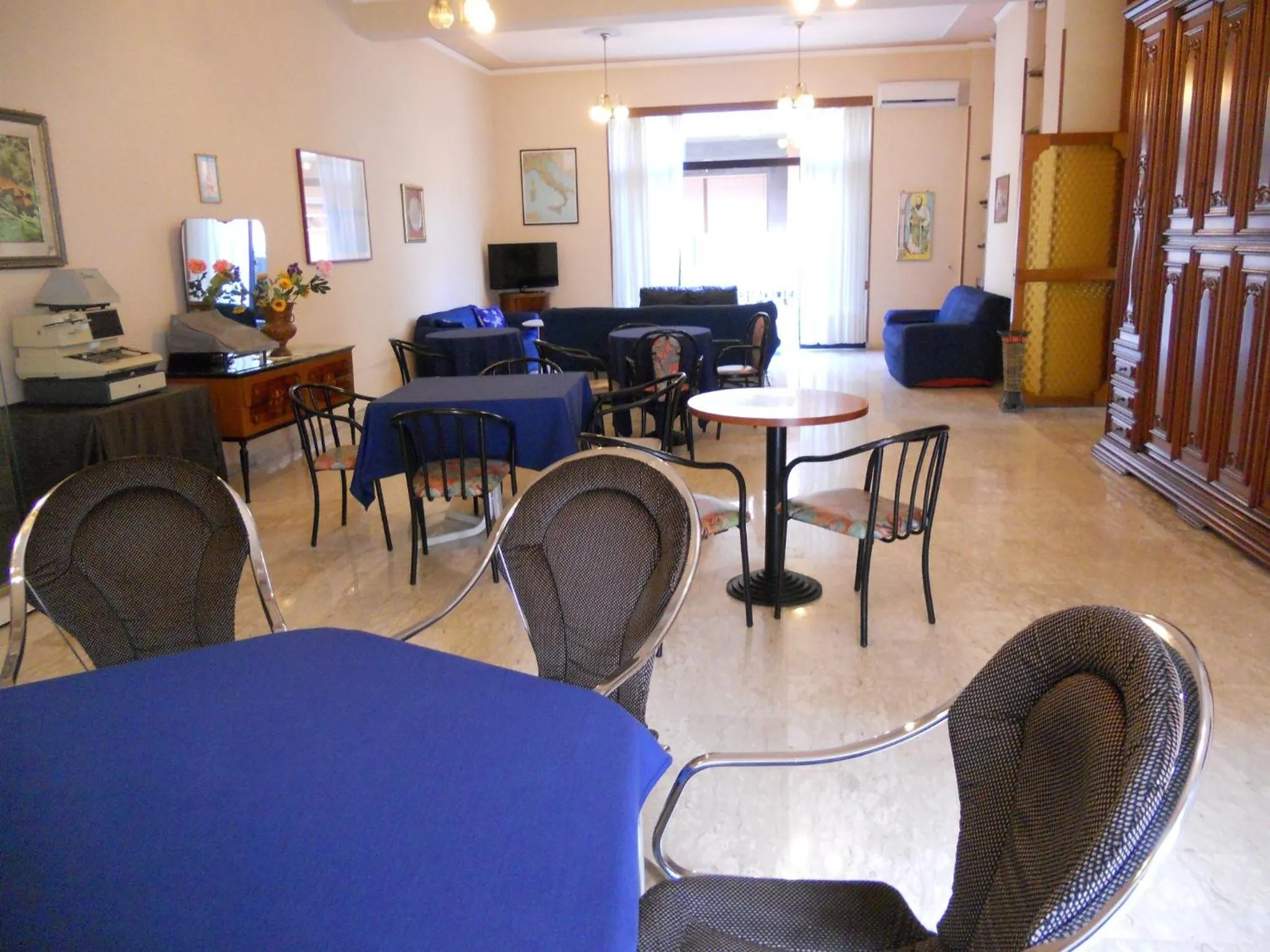 Communal lounge/ TV room in Hotel Blurelda