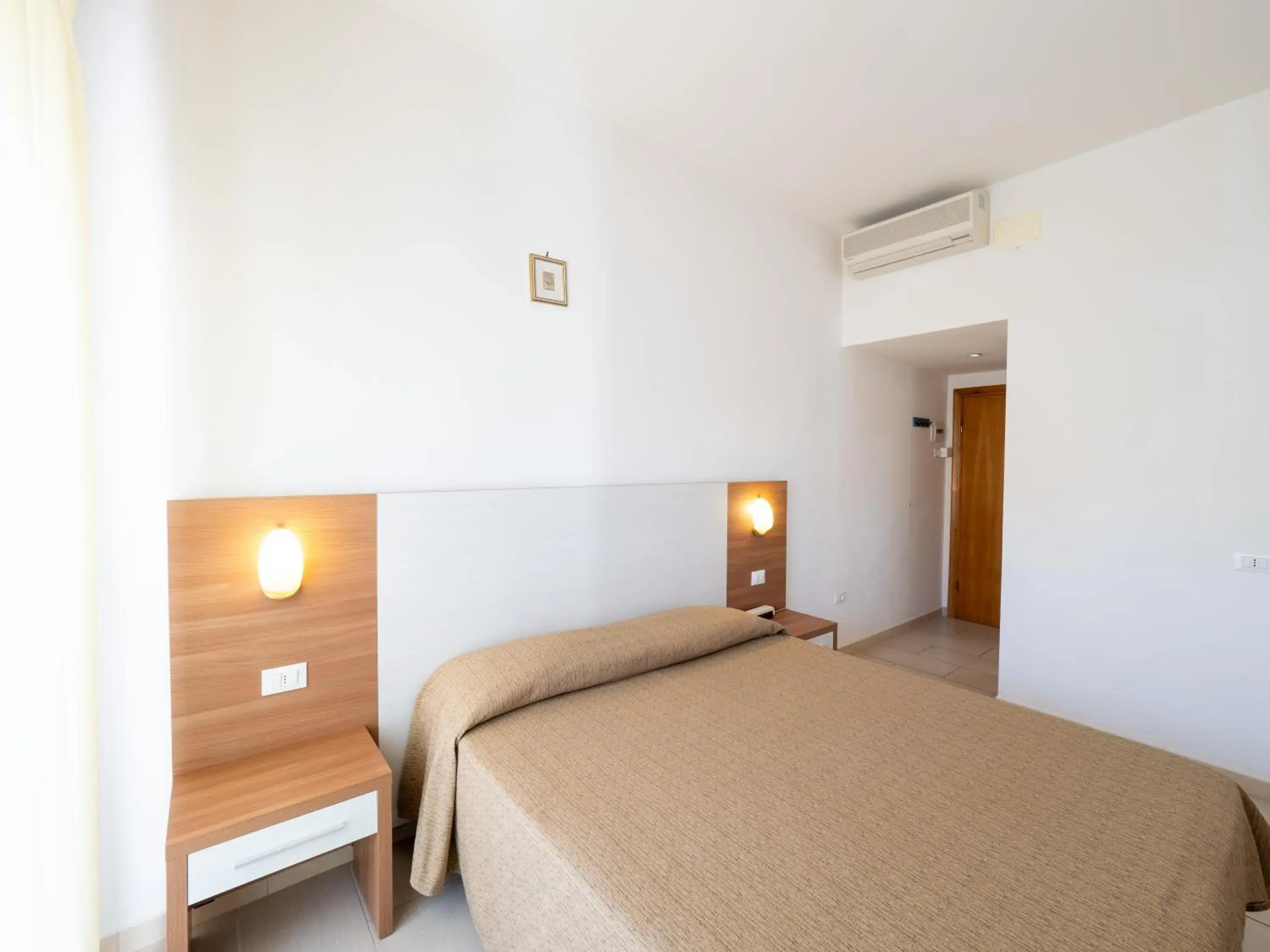 Deluxe Double or Twin Room with Balcony - single occupancy in Hotel Blurelda Deluxe Double or Twin Room with Balcony - single occupancy in Hotel Blurelda