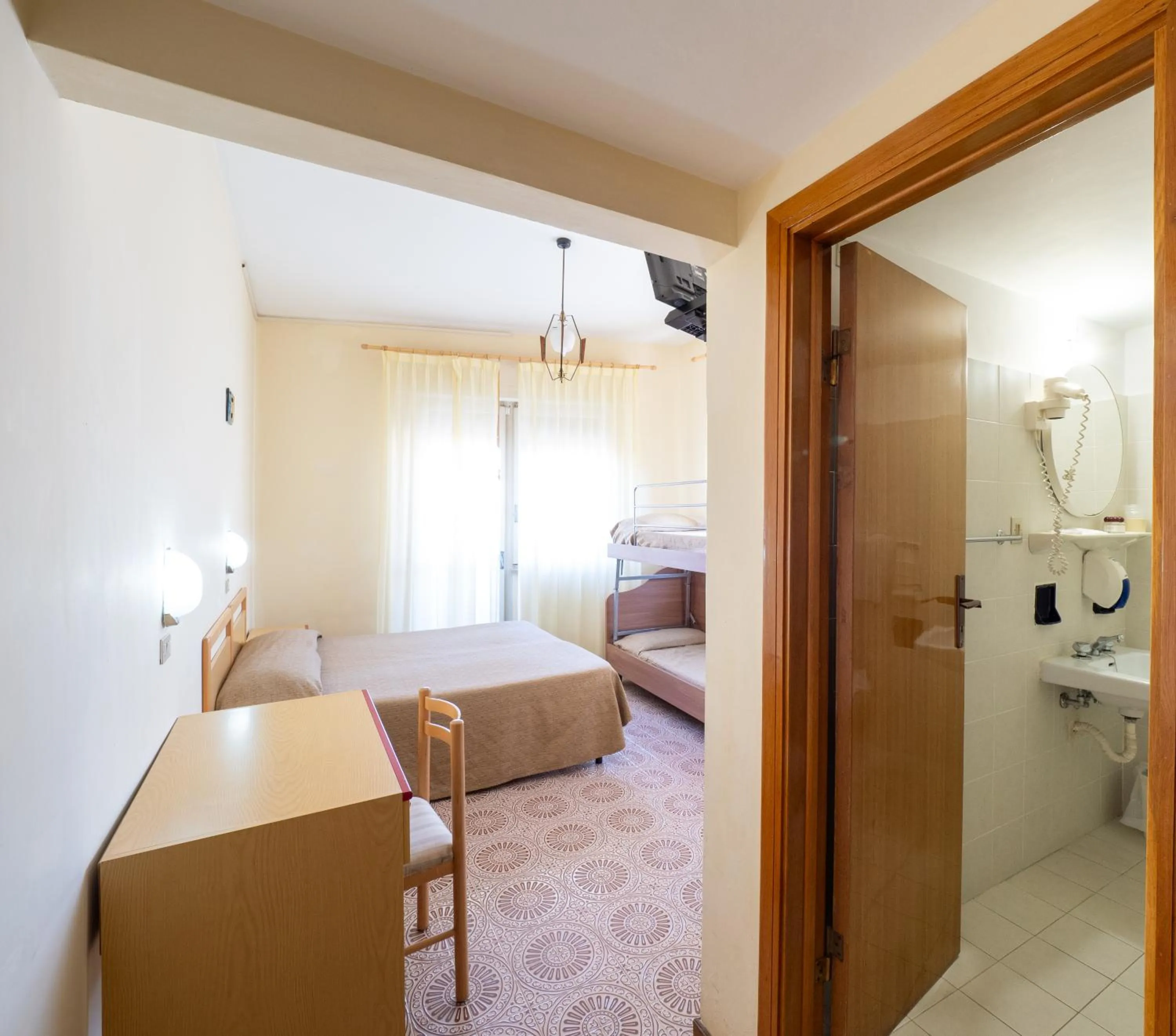 Bathroom, Bed in Hotel Blurelda