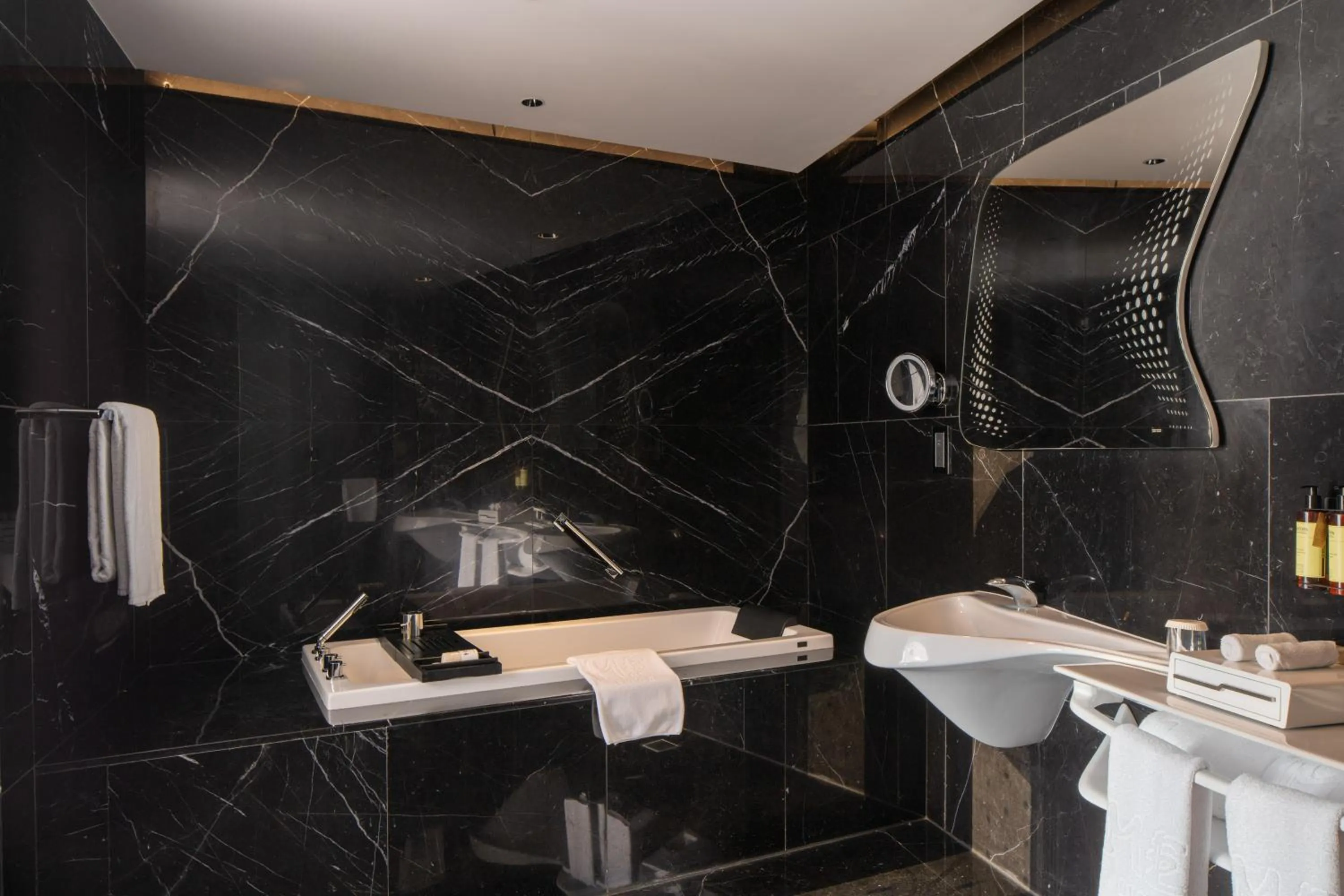 Shower in ME Dubai by Meliá