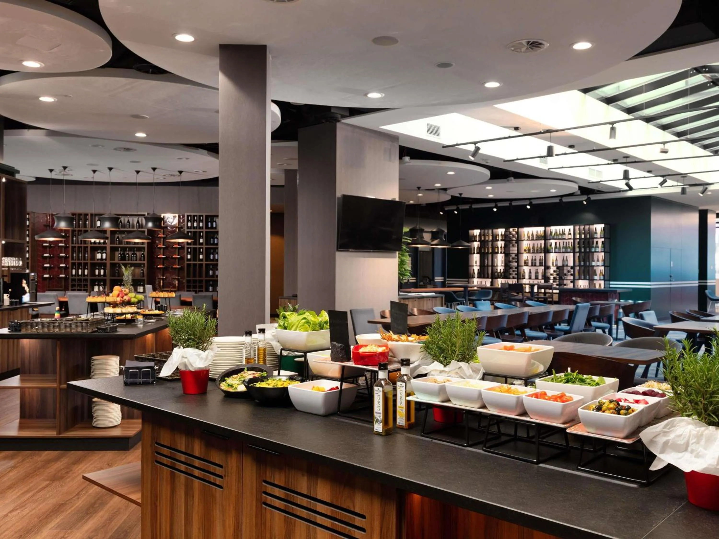 Restaurant/places to eat in Mercure Warszawa Ursus Station