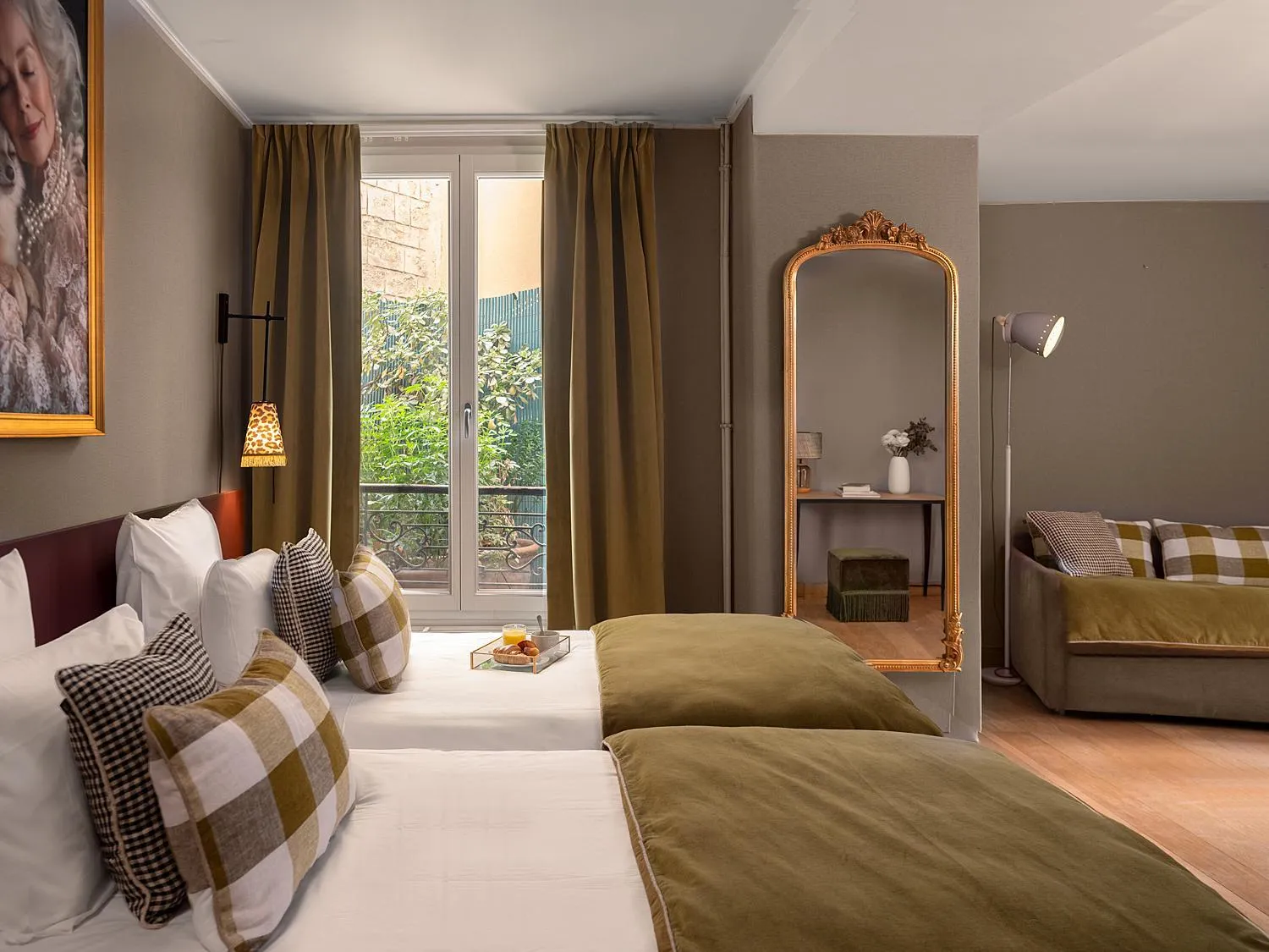 Photo of the whole room, Bed in Hôtel Zélie Champs-Elysées