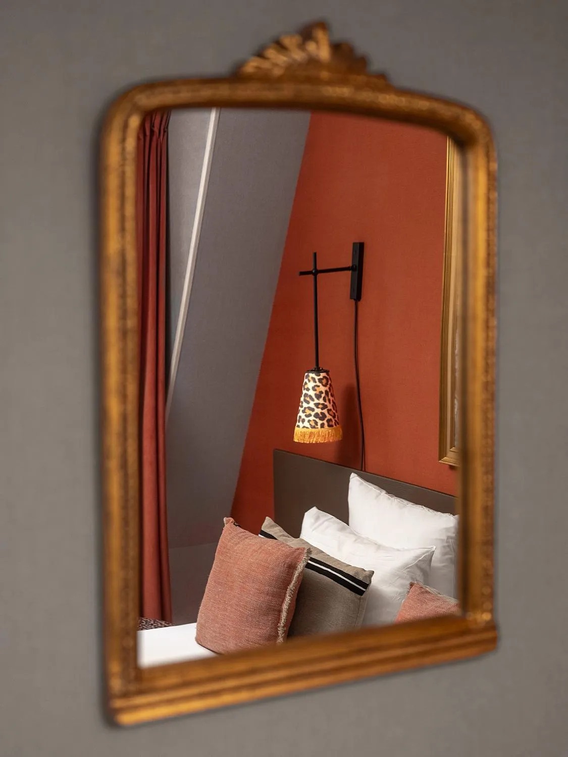 Decorative detail, Bed in Hôtel Zélie Champs-Elysées