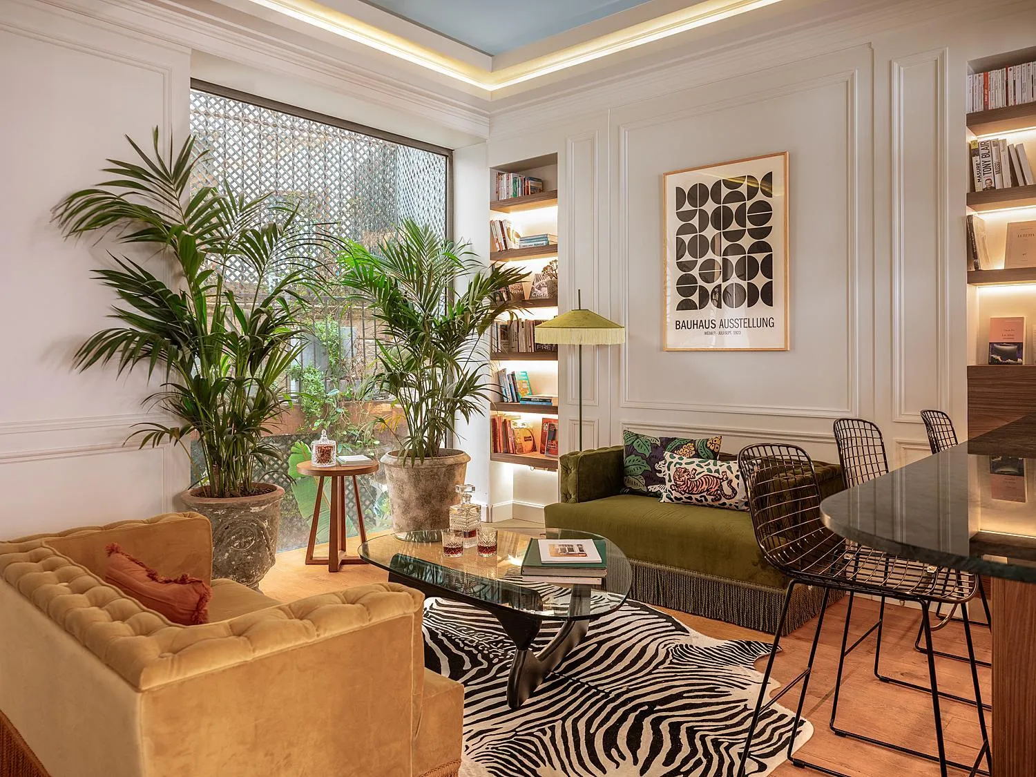 Library in Hôtel Zélie Champs-Elysées