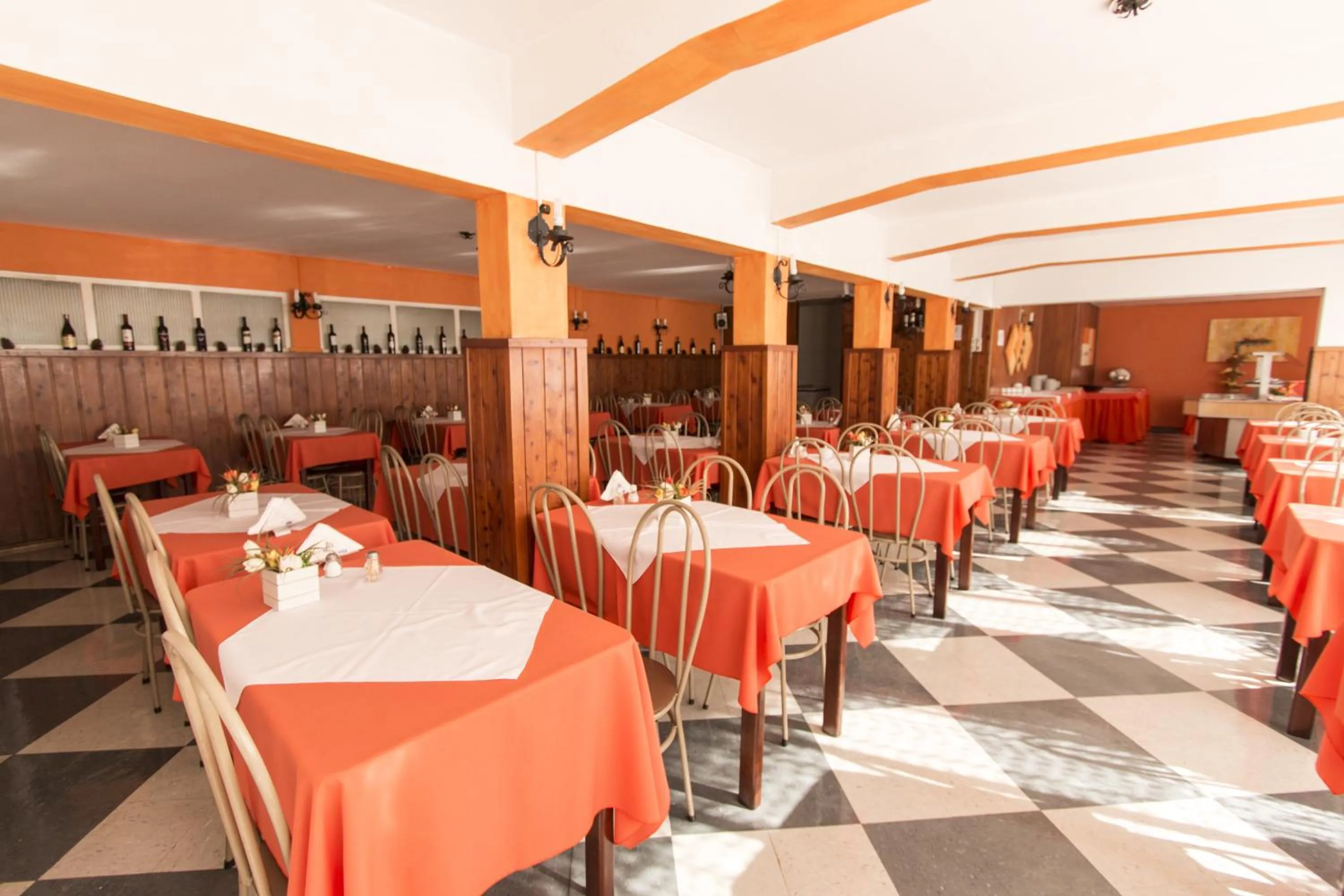 Restaurant/places to eat in Hotel JB