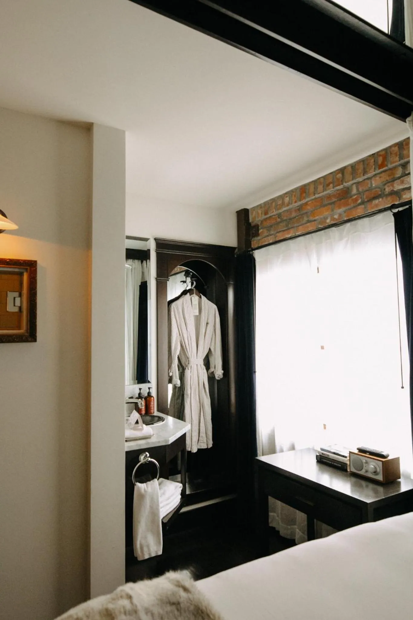 wardrobe, Bed in Granada Hotel & Bistro