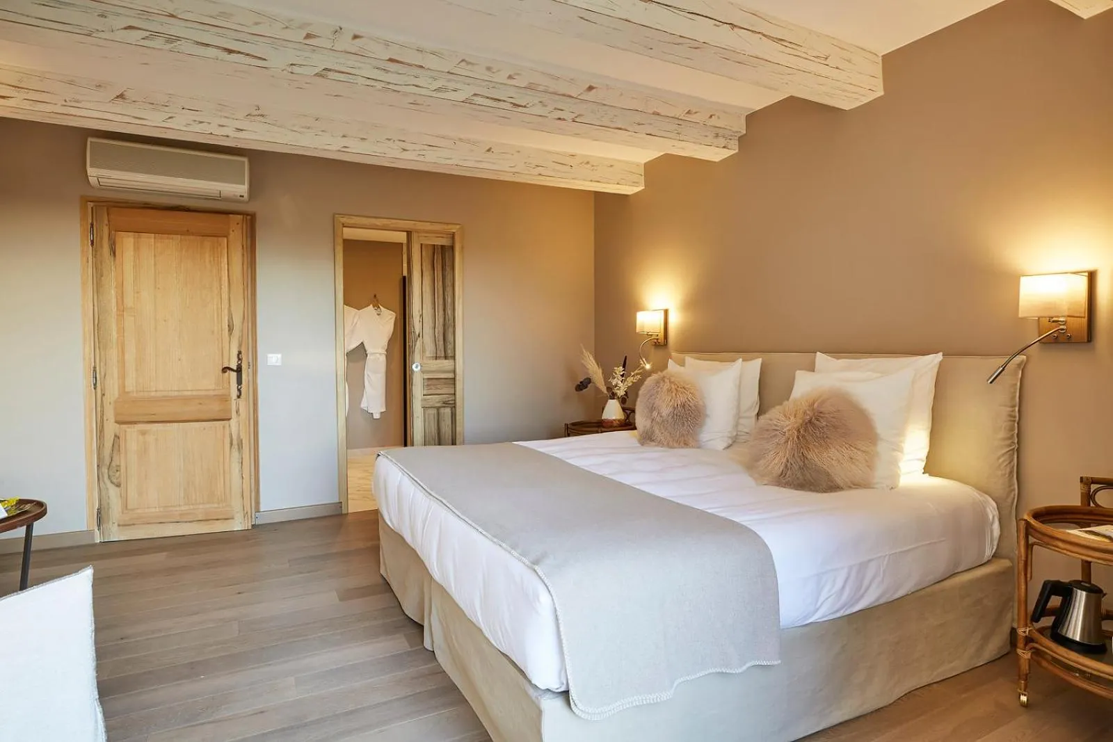 Bed in La Bastide Saint Georges & Spa
