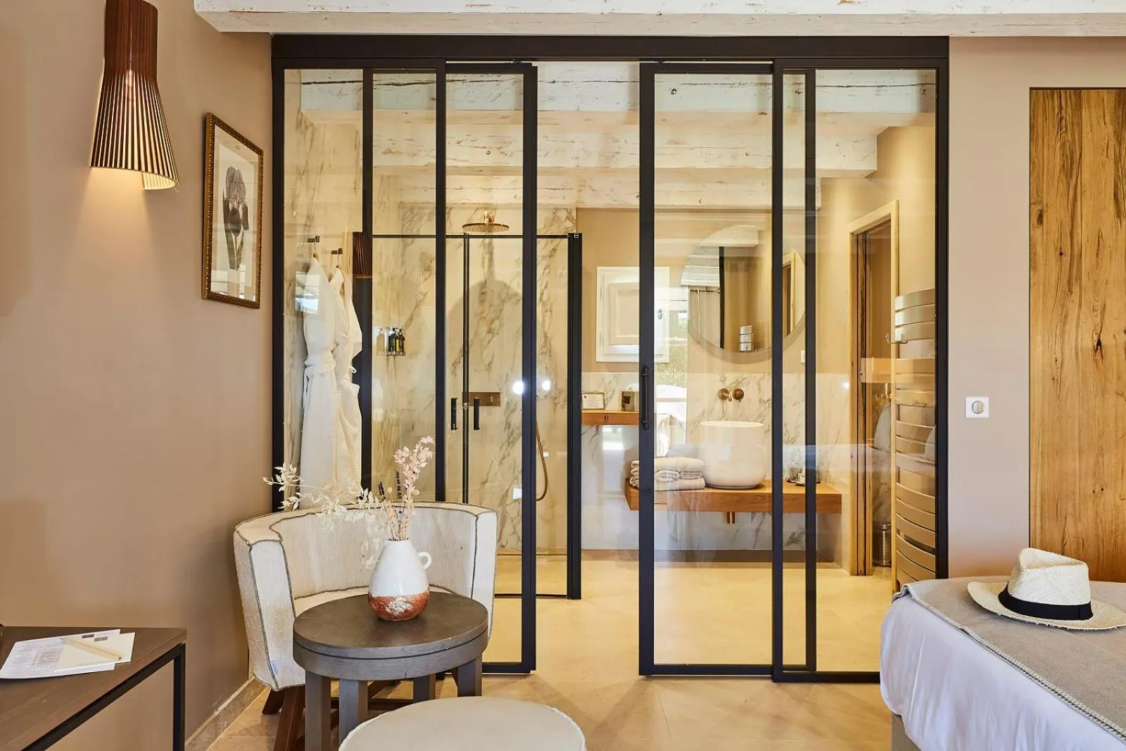 Bed in La Bastide Saint Georges & Spa