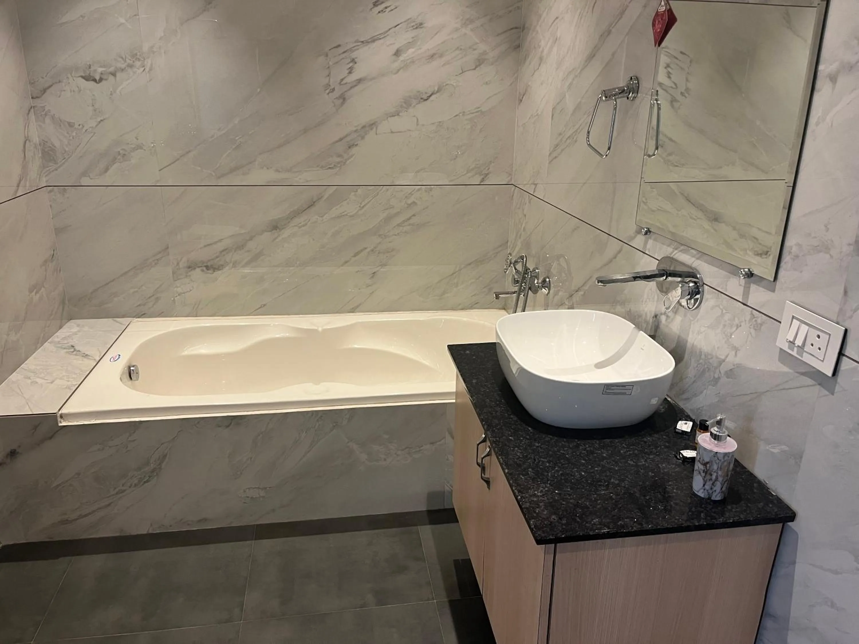 Bathroom in Hotel Exotic - 5 min walk from Golden Temple