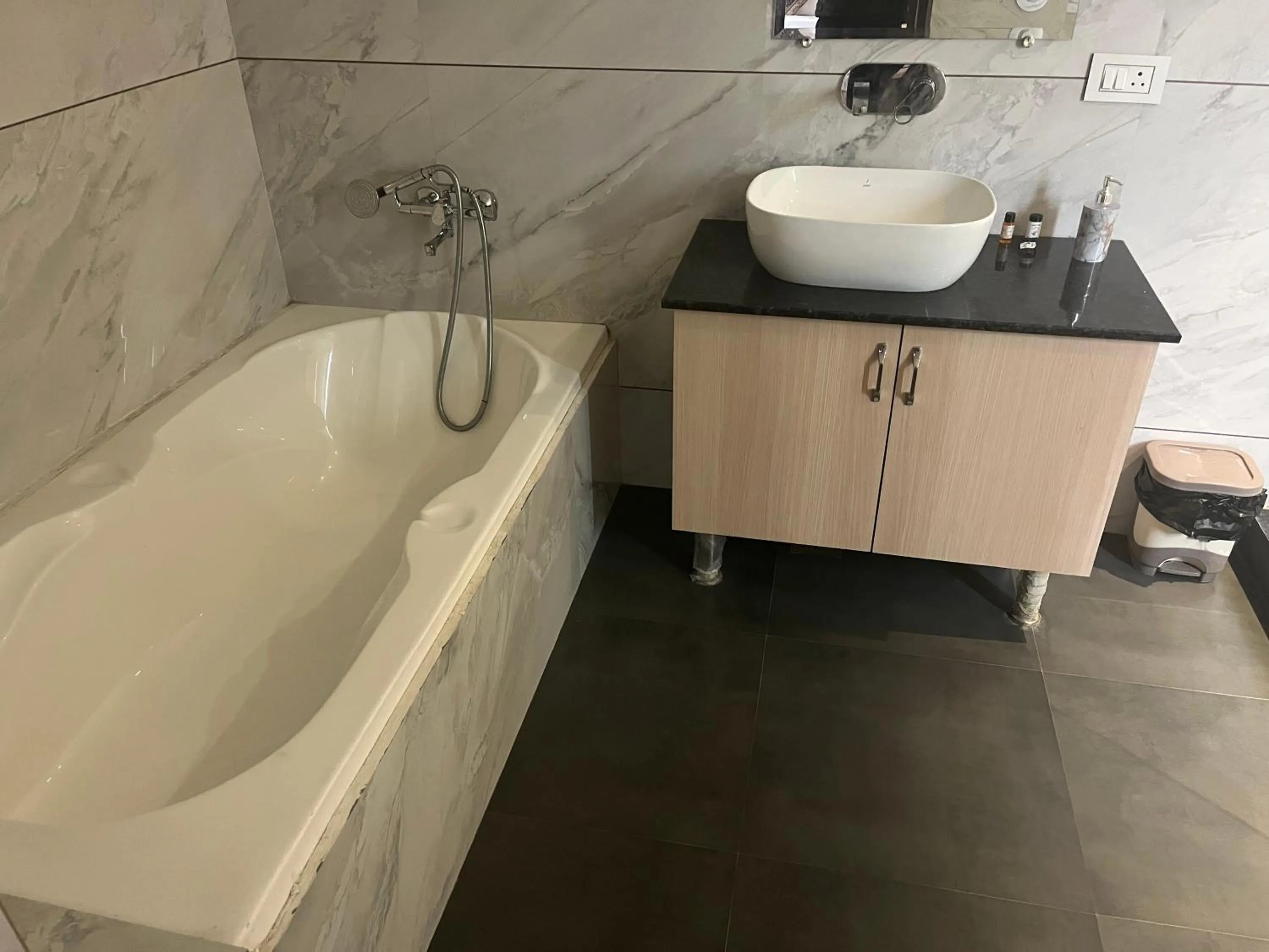 Hot Tub in Hotel Exotic - 5 min walk from Golden Temple