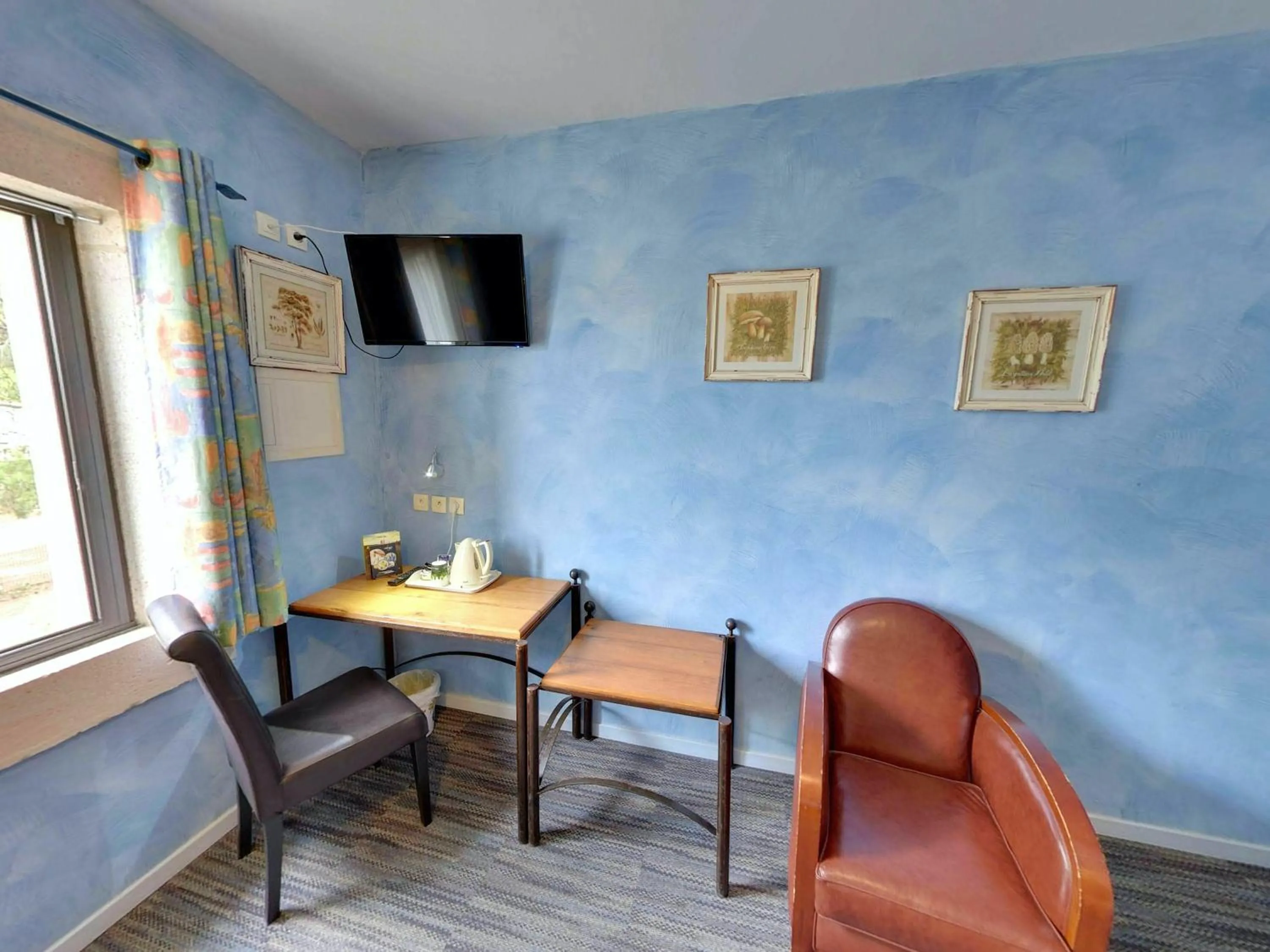 Photo of the whole room in Hotel du Mas