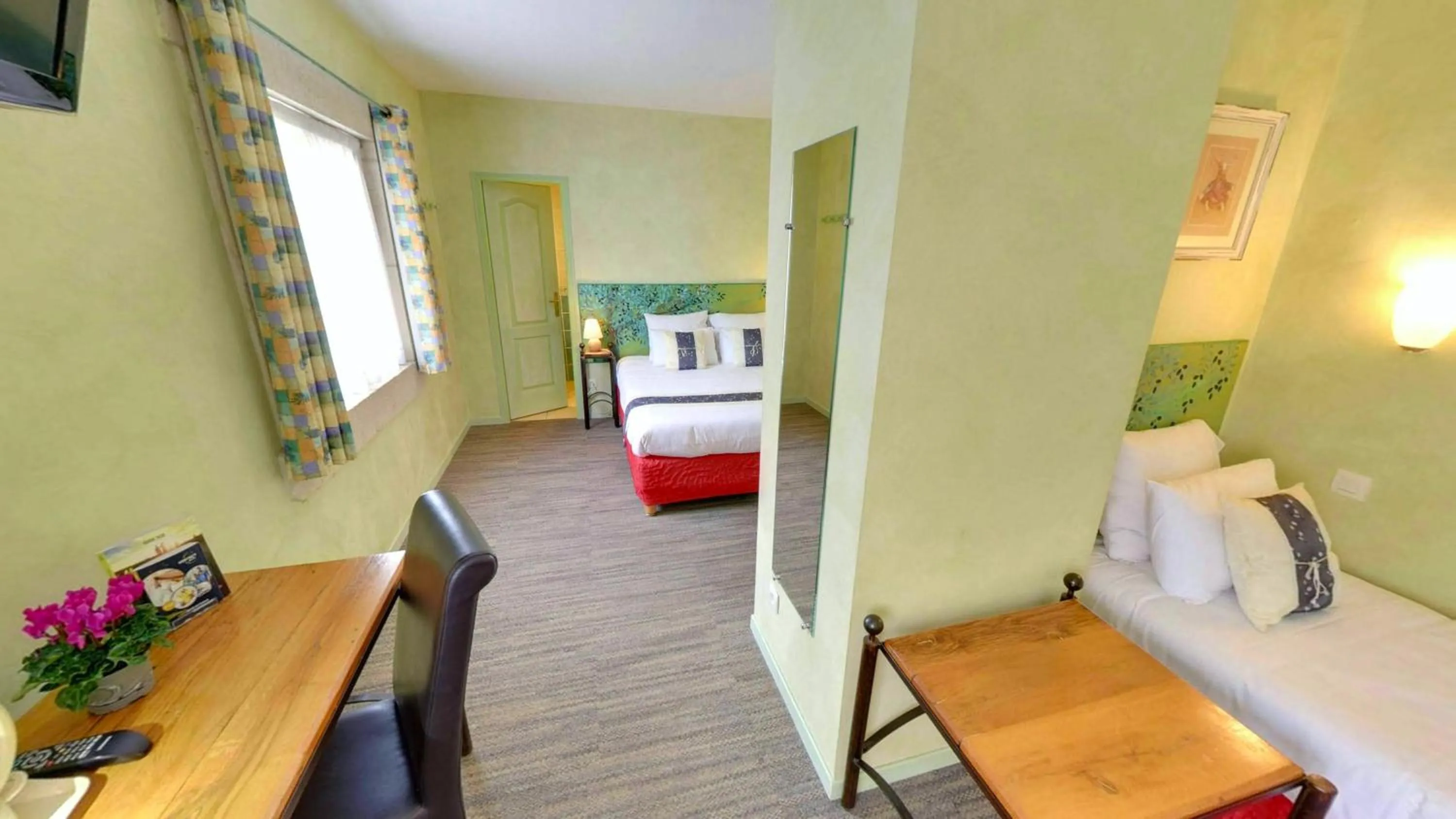 Photo of the whole room, Bed in Hotel du Mas