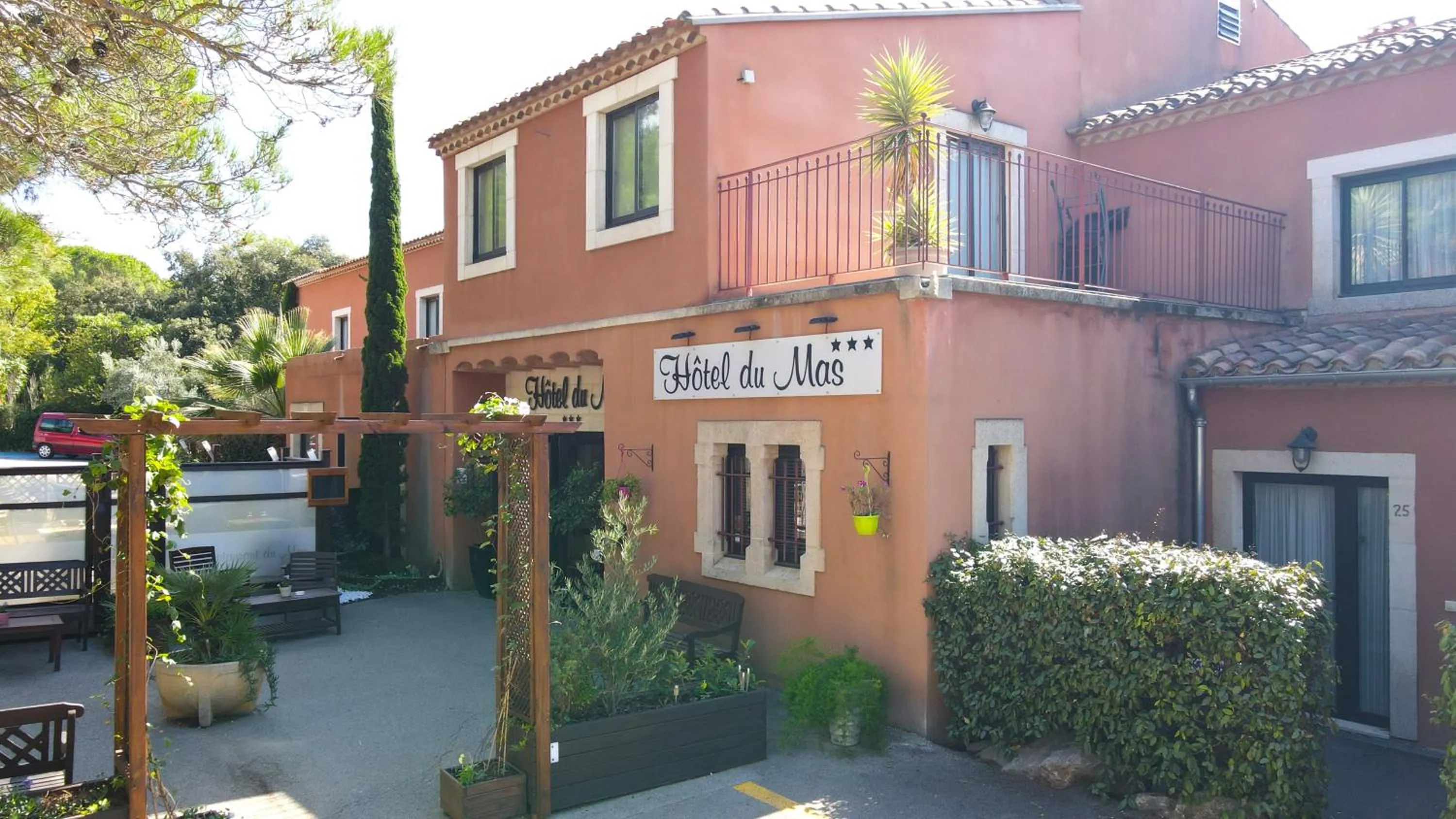 Property building in Hotel du Mas