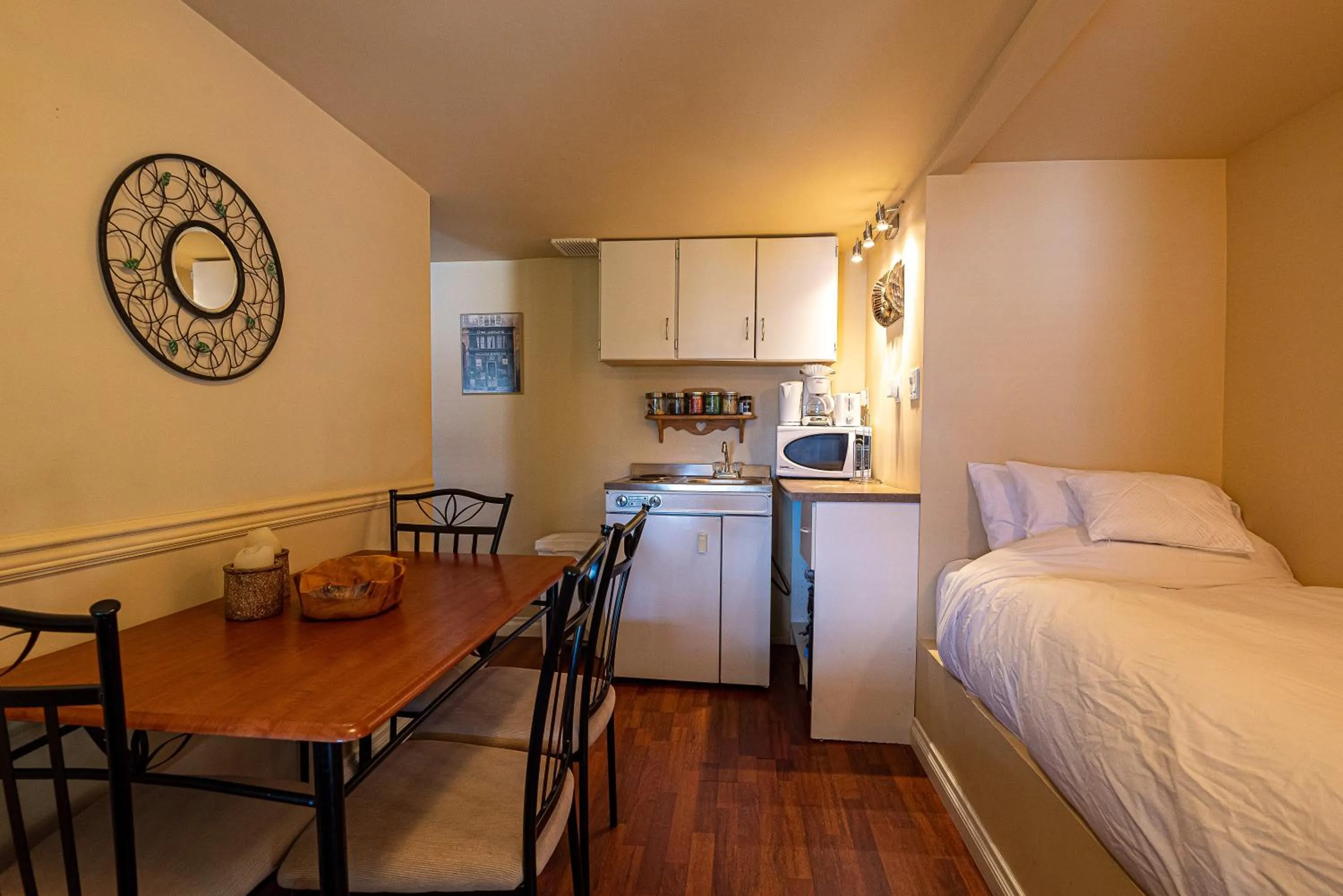Kitchen or kitchenette, Bed in The Fraser River's Edge B&B Lodge