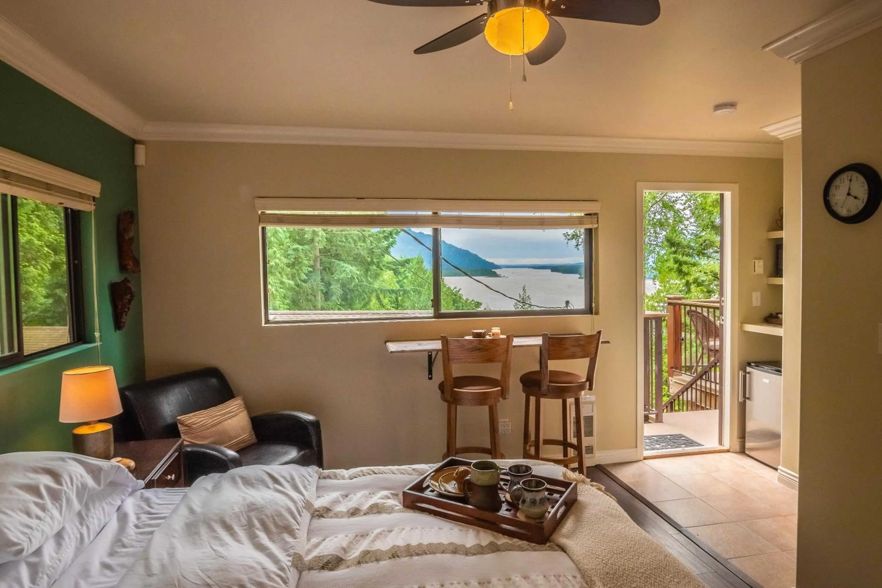 Bedroom, Bed in The Fraser River's Edge B&B Lodge