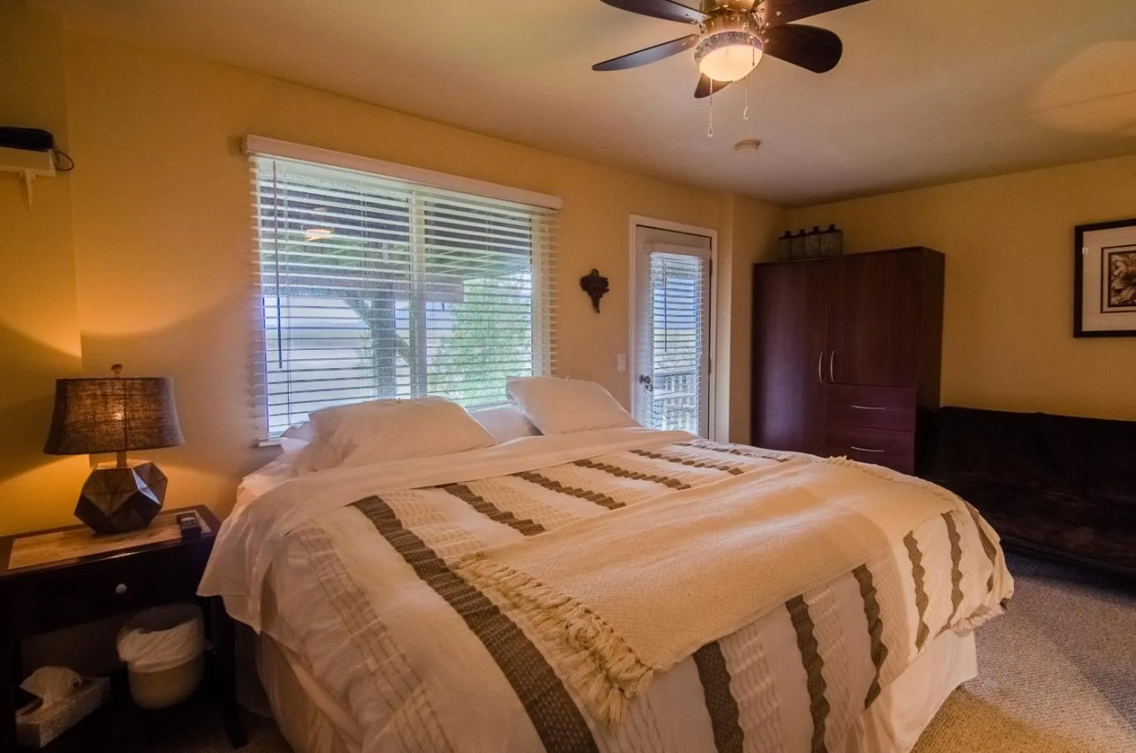 Bed in The Fraser River's Edge B&B Lodge