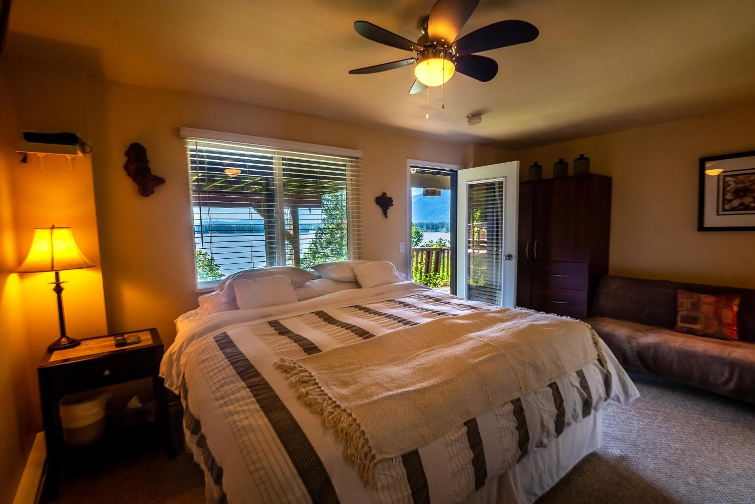 Bedroom, Bed in The Fraser River's Edge B&B Lodge