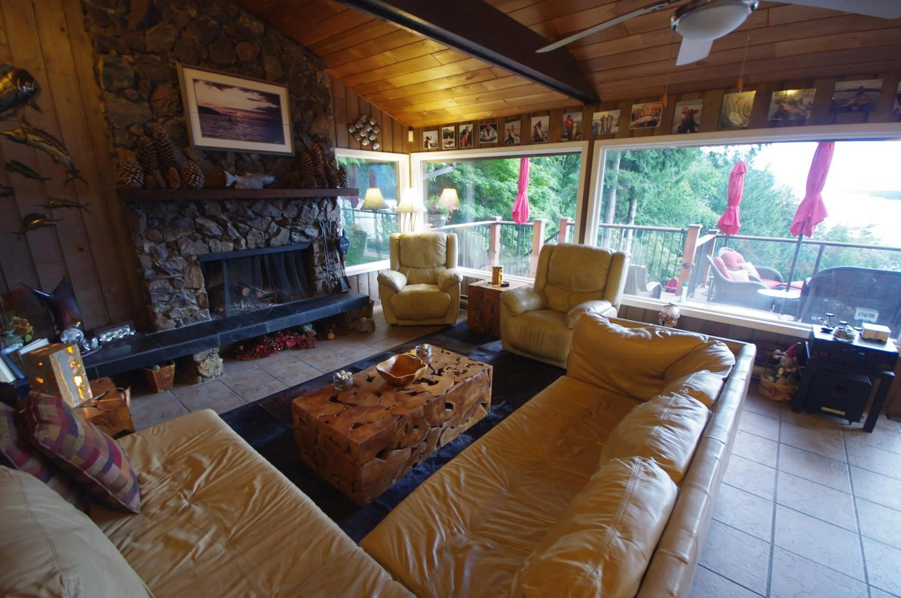 Communal lounge/ TV room in The Fraser River's Edge B&B Lodge