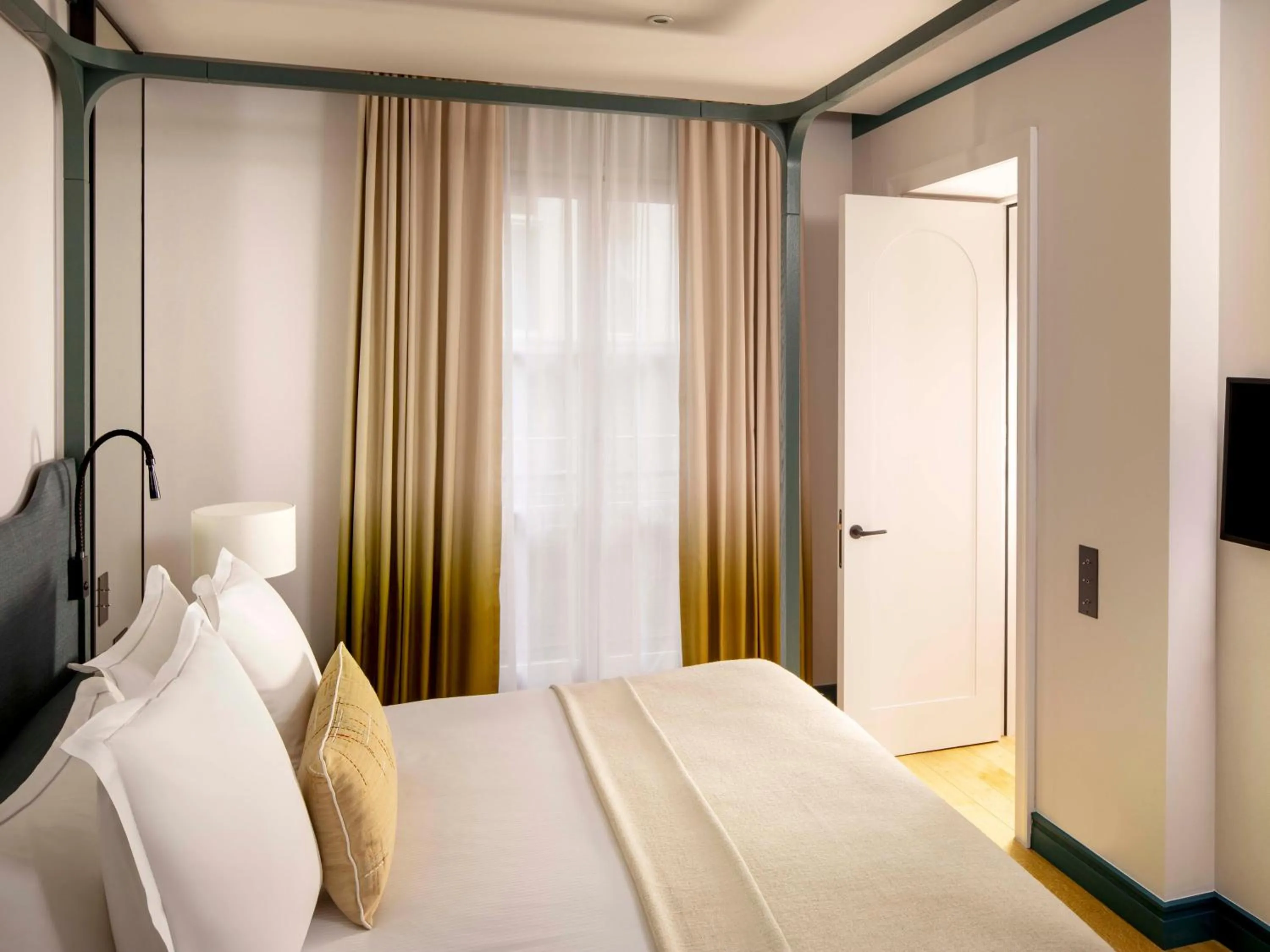 Bedroom, Bed in Hôtel Bel Ami