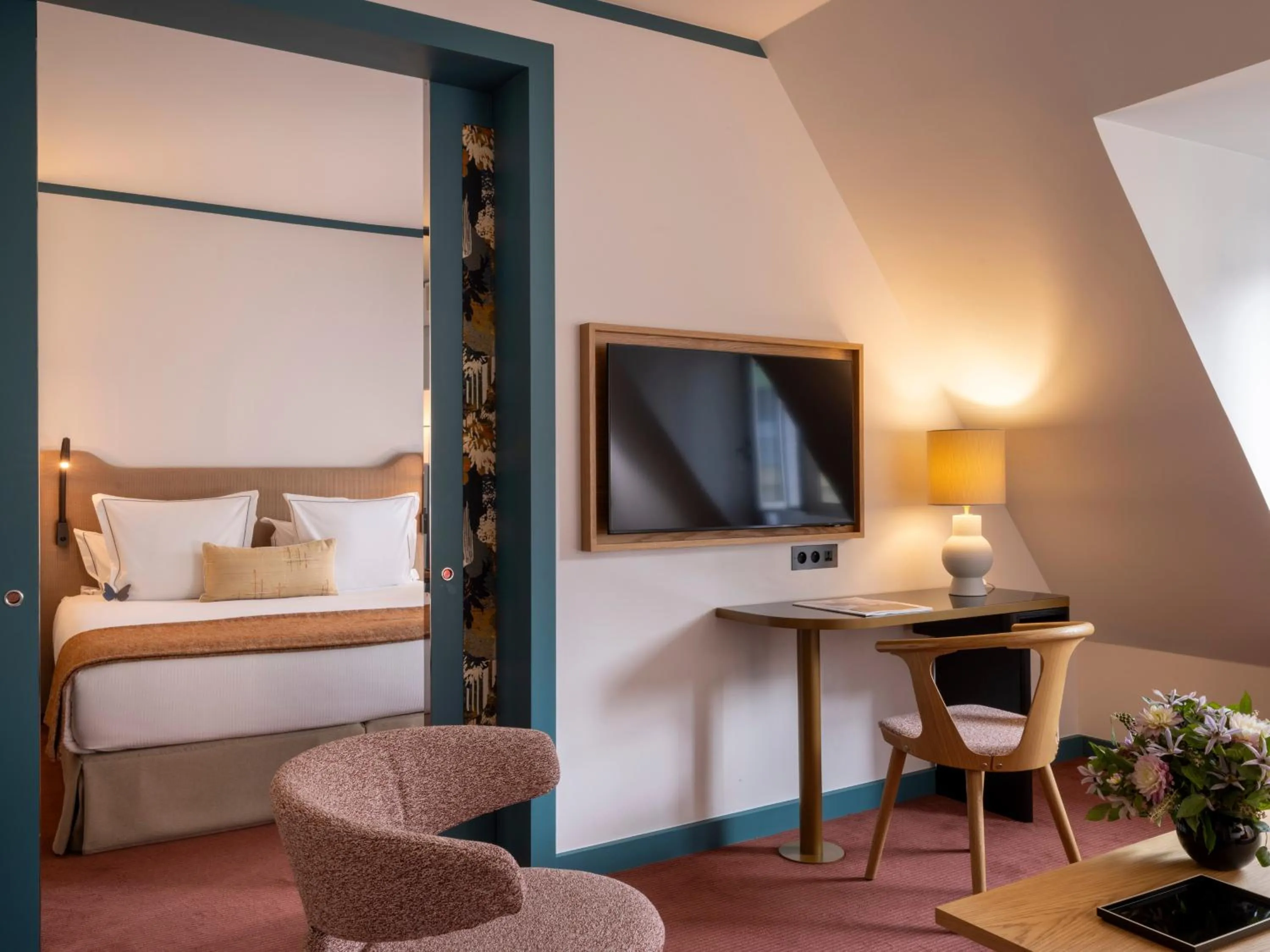 Living room, Bed in Hôtel Bel Ami