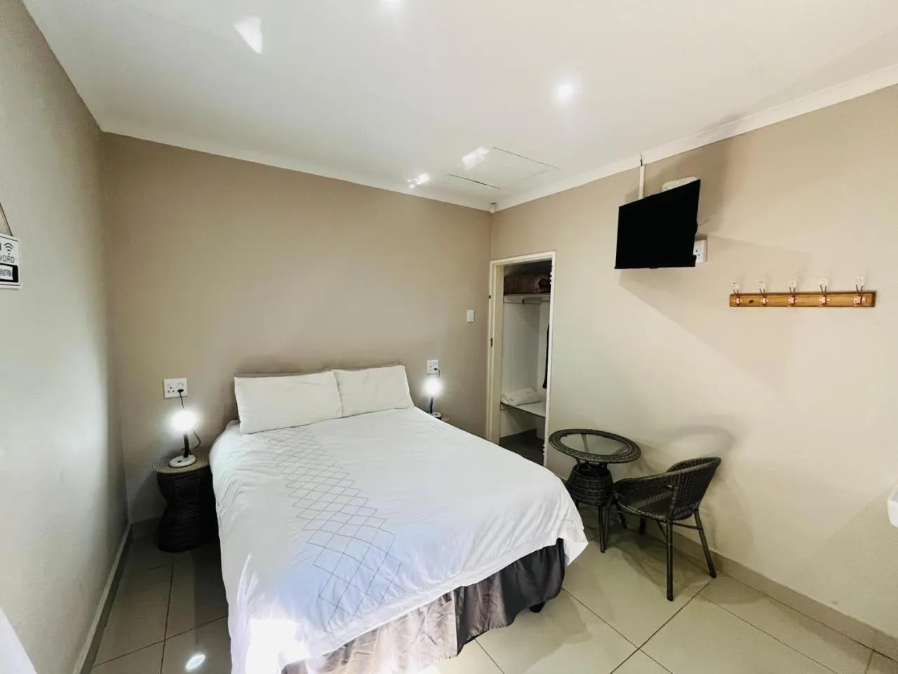 Photo of the whole room, Bed in New Bali Guesthouse