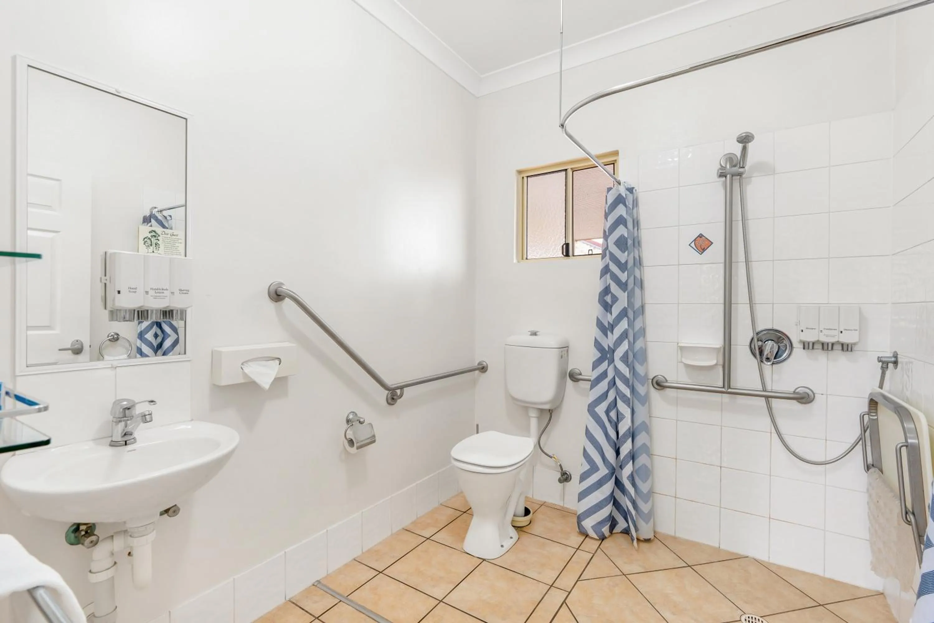 Bathroom in Midlander Motor Inn