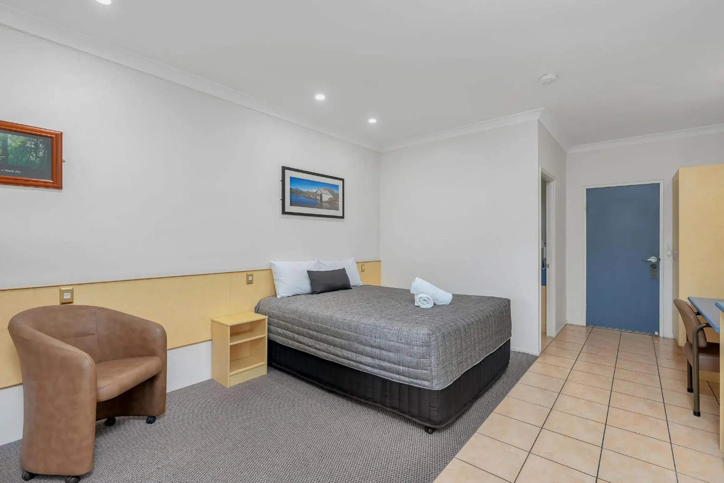 Standard Queen Room in Midlander Motor Inn Standard Queen Room in Midlander Motor Inn