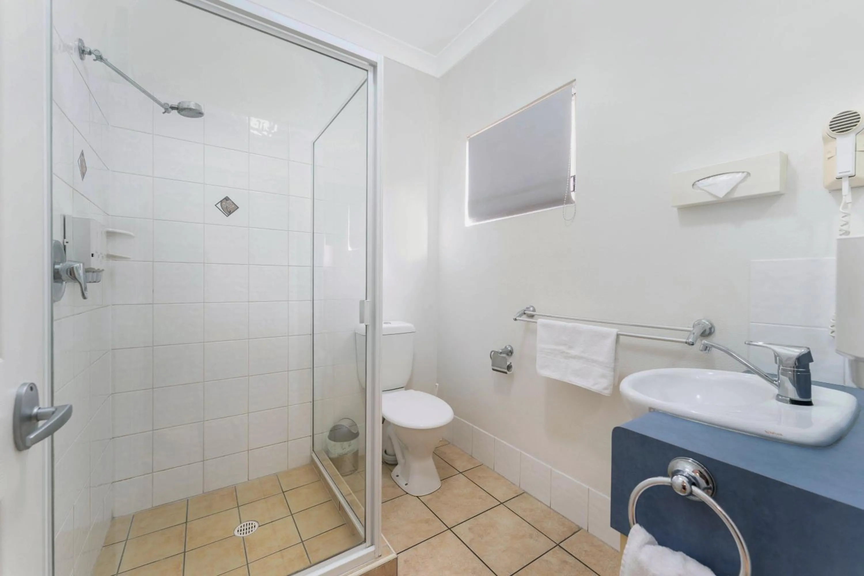 Bathroom in Midlander Motor Inn