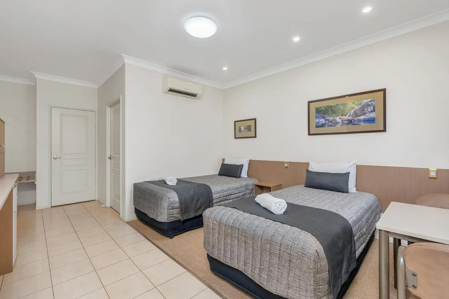 Twin Room - Disability Access in Midlander Motor Inn Twin Room - Disability Access in Midlander Motor Inn