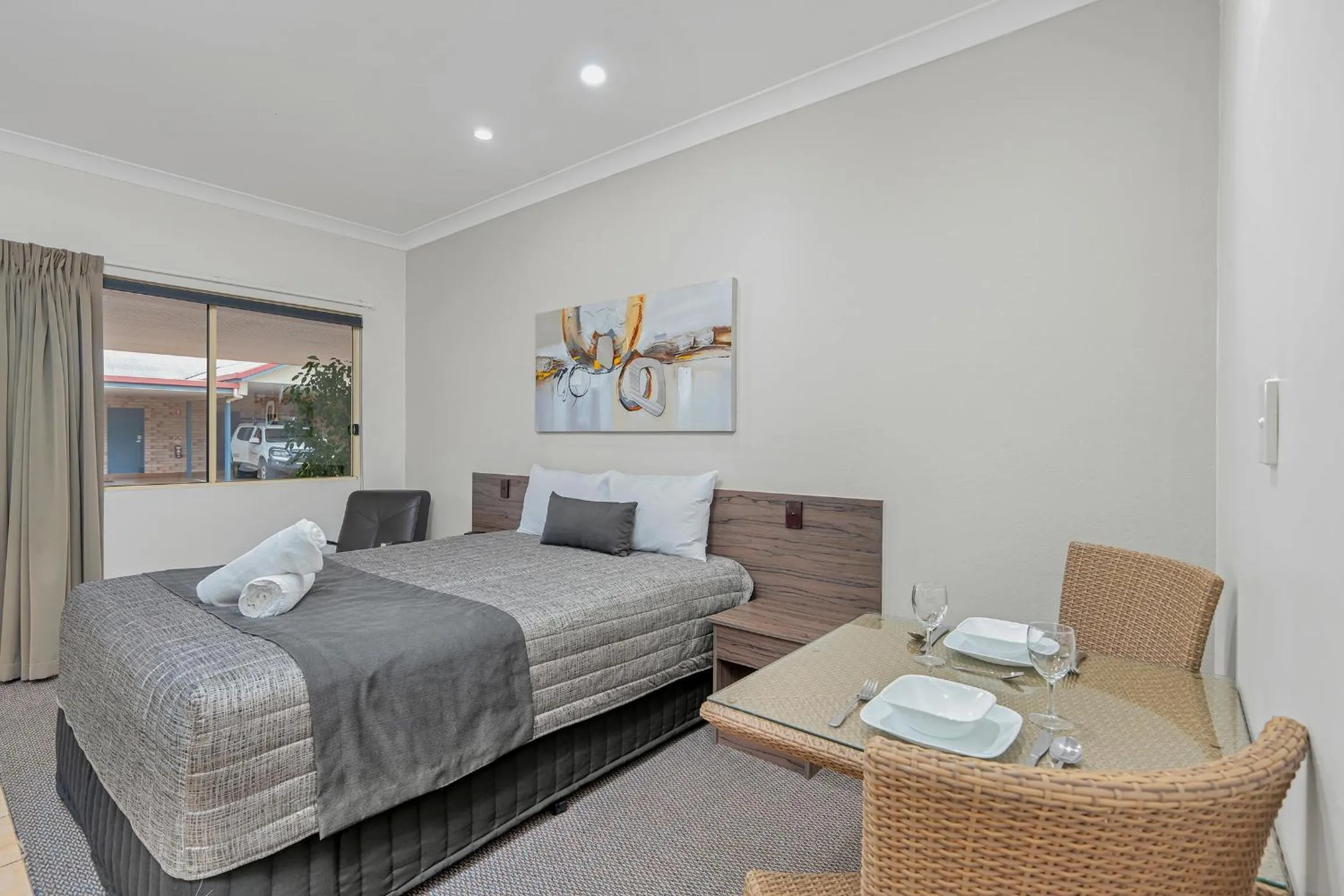 Dining area, Bed in Midlander Motor Inn