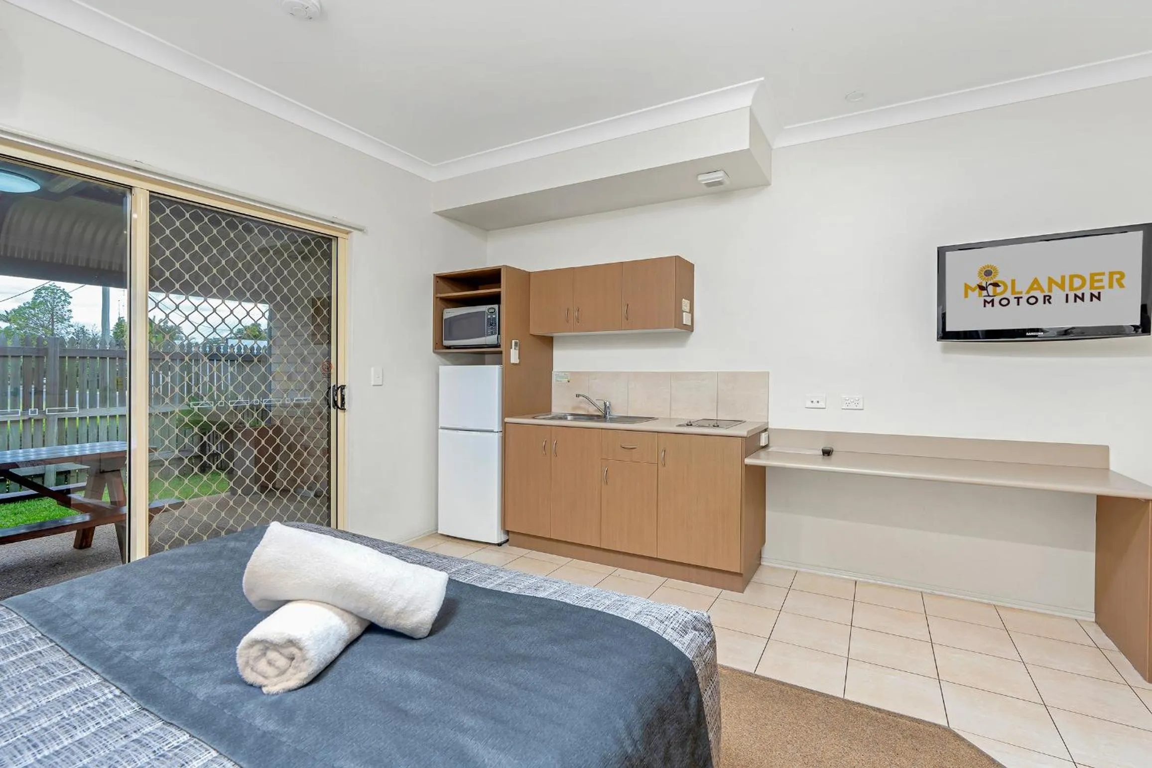 Kitchen or kitchenette in Midlander Motor Inn