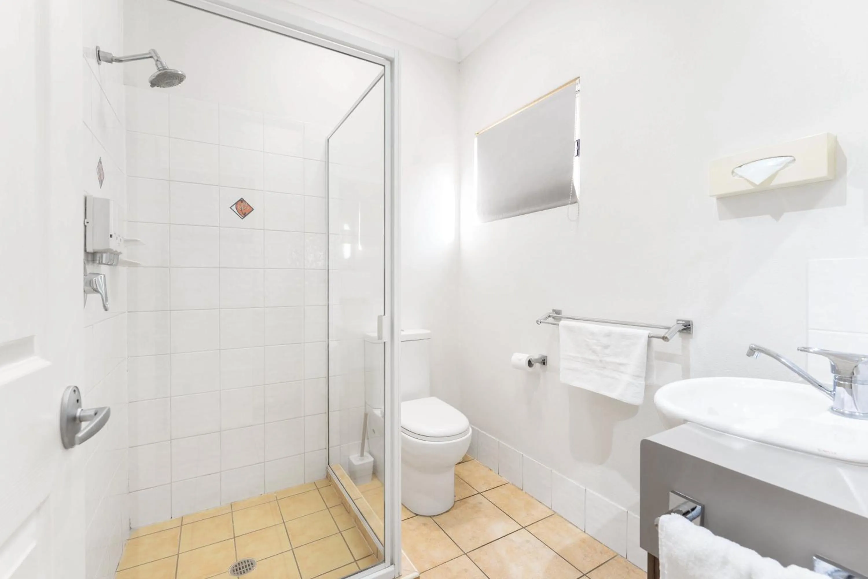 Bathroom in Midlander Motor Inn