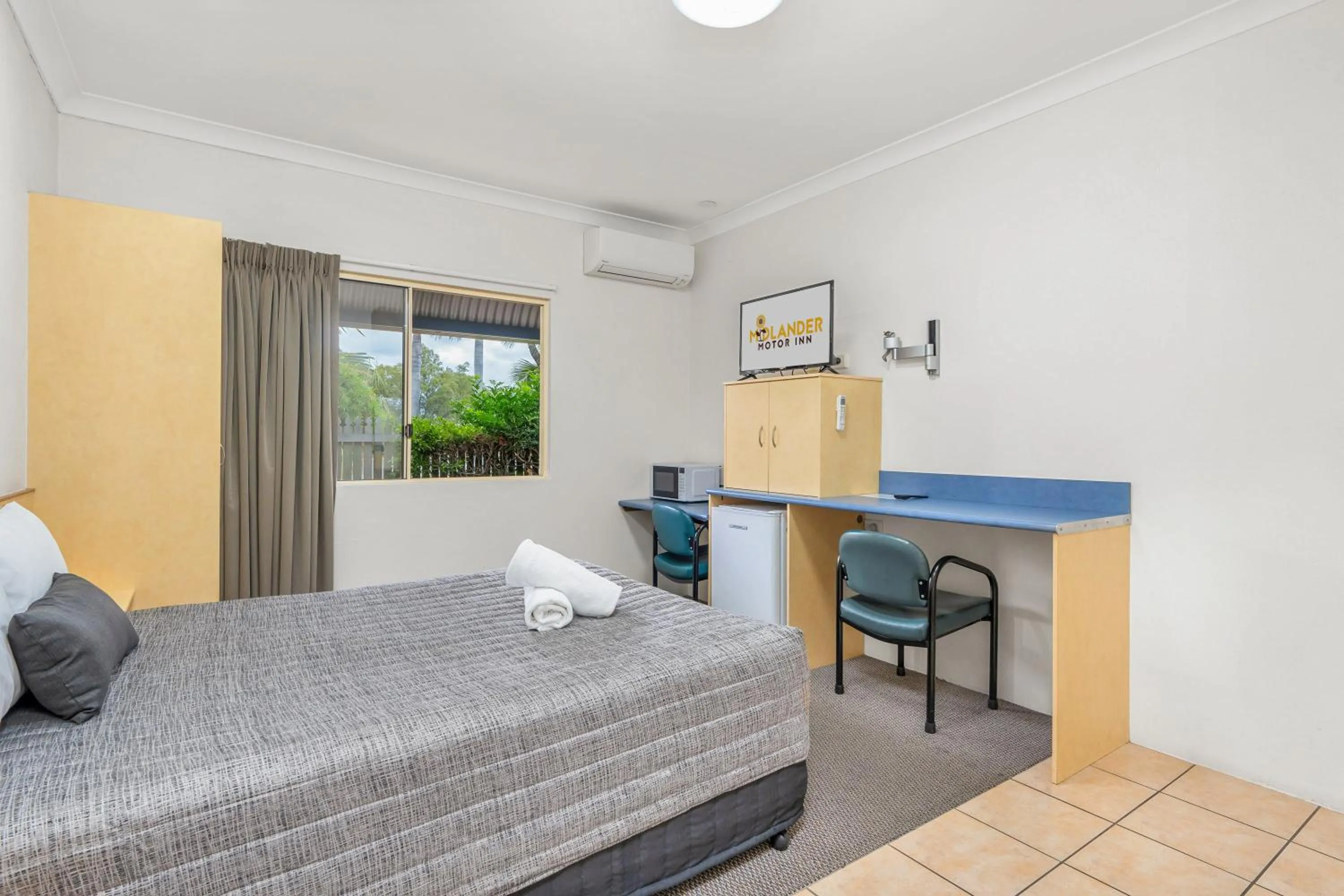 Bedroom, Bed in Midlander Motor Inn