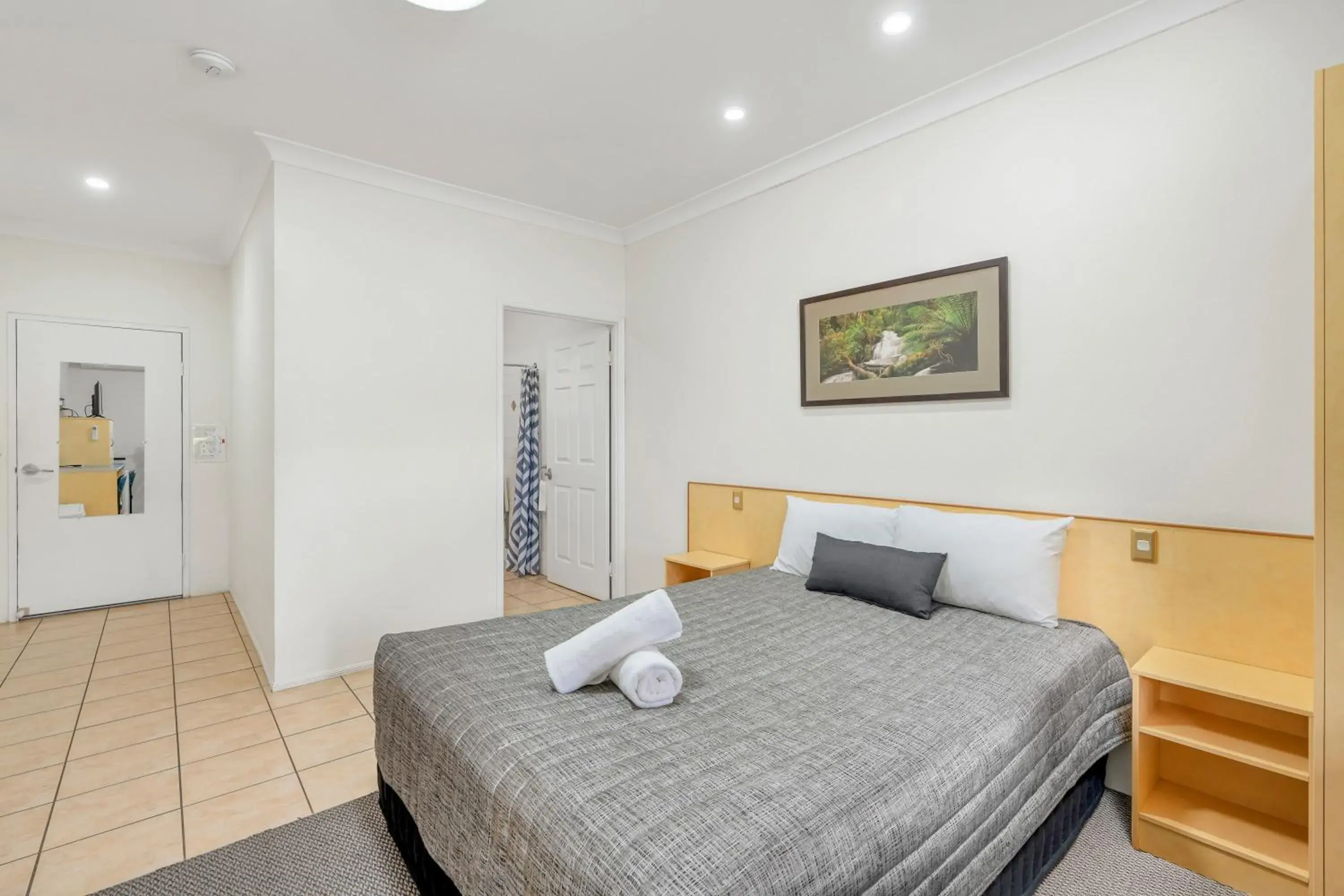 Queen Room - Disability Access in Midlander Motor Inn Queen Room - Disability Access in Midlander Motor Inn