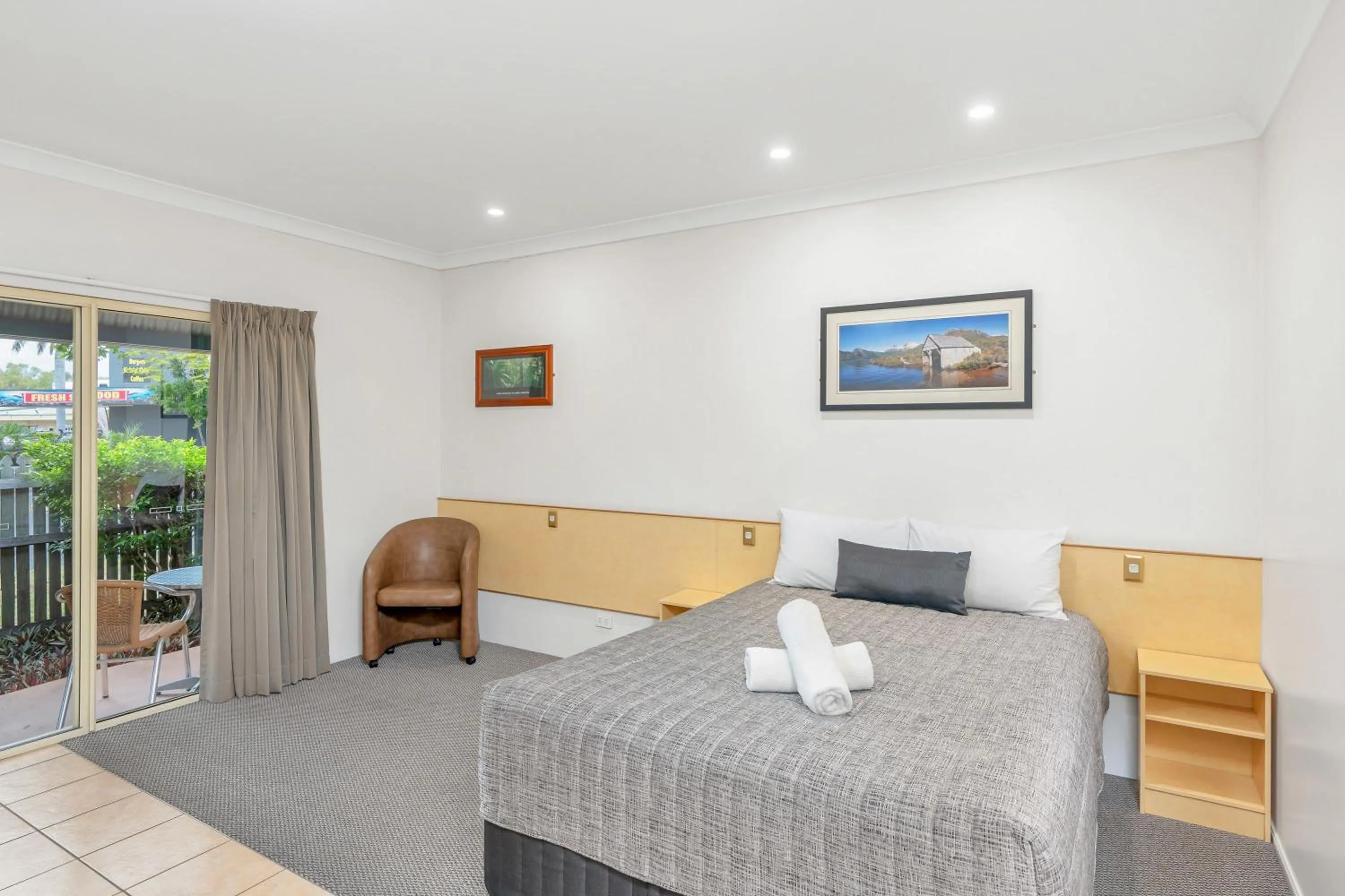 Bed in Midlander Motor Inn