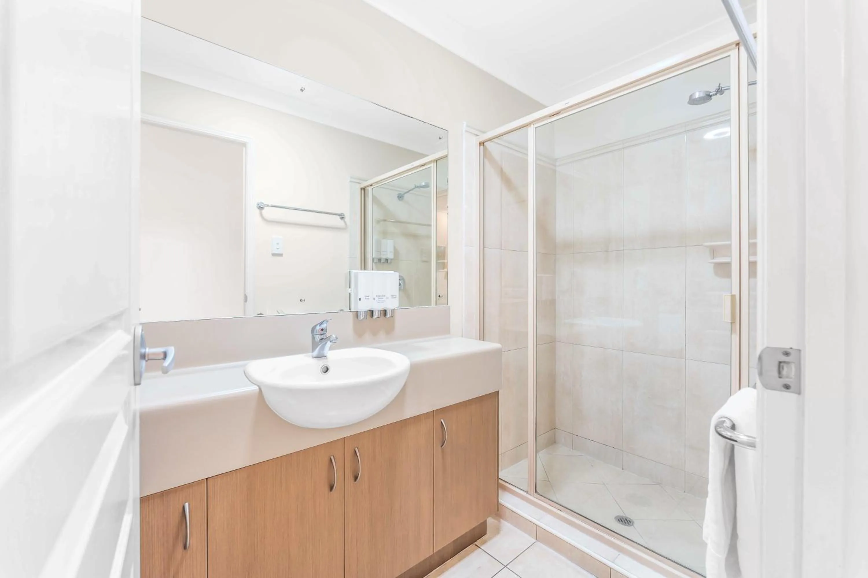 Bathroom in Midlander Motor Inn