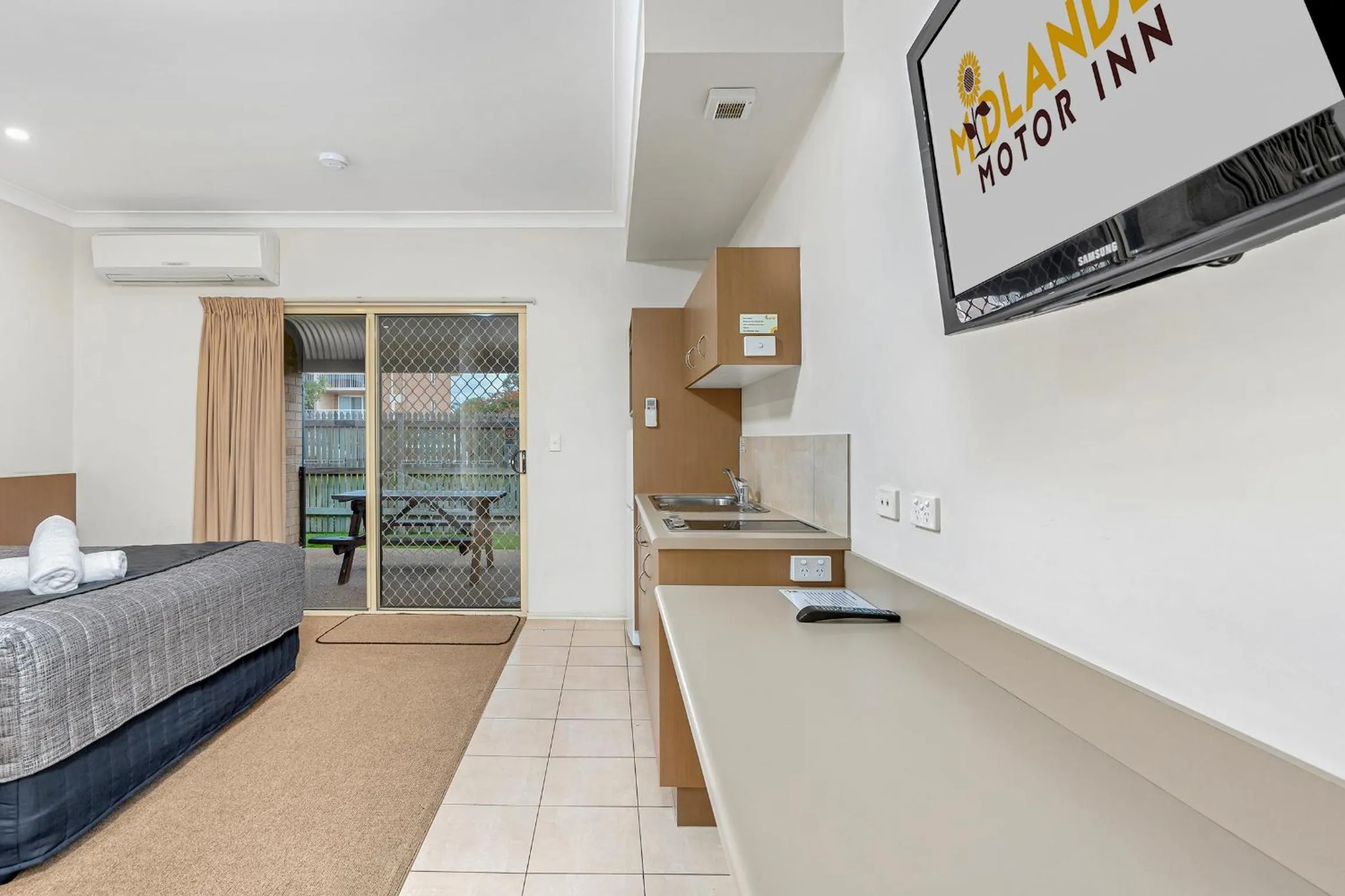 Kitchen or kitchenette in Midlander Motor Inn