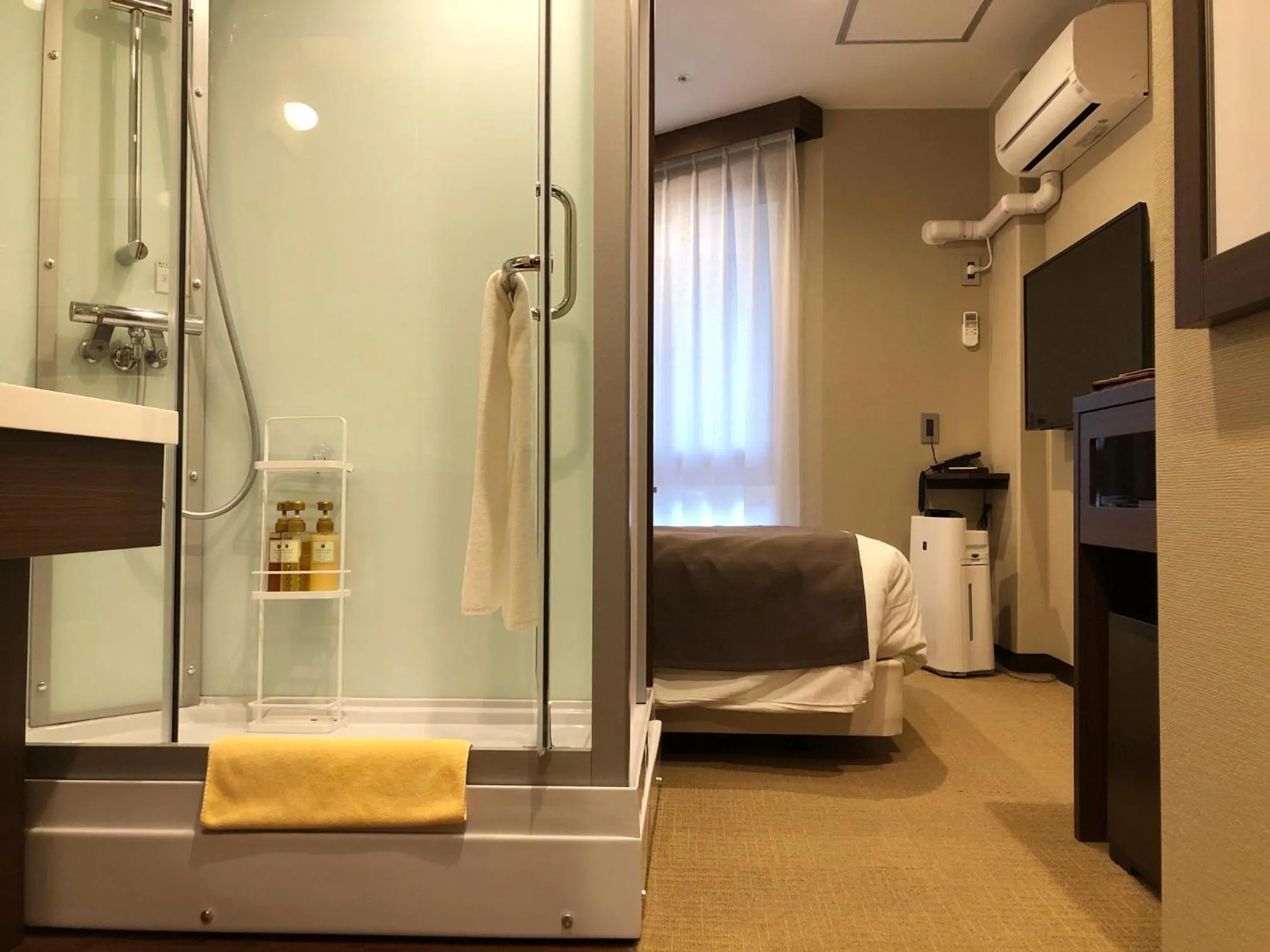 Bathroom, Bed in Iwakuni Kokusai Kanko Hotel