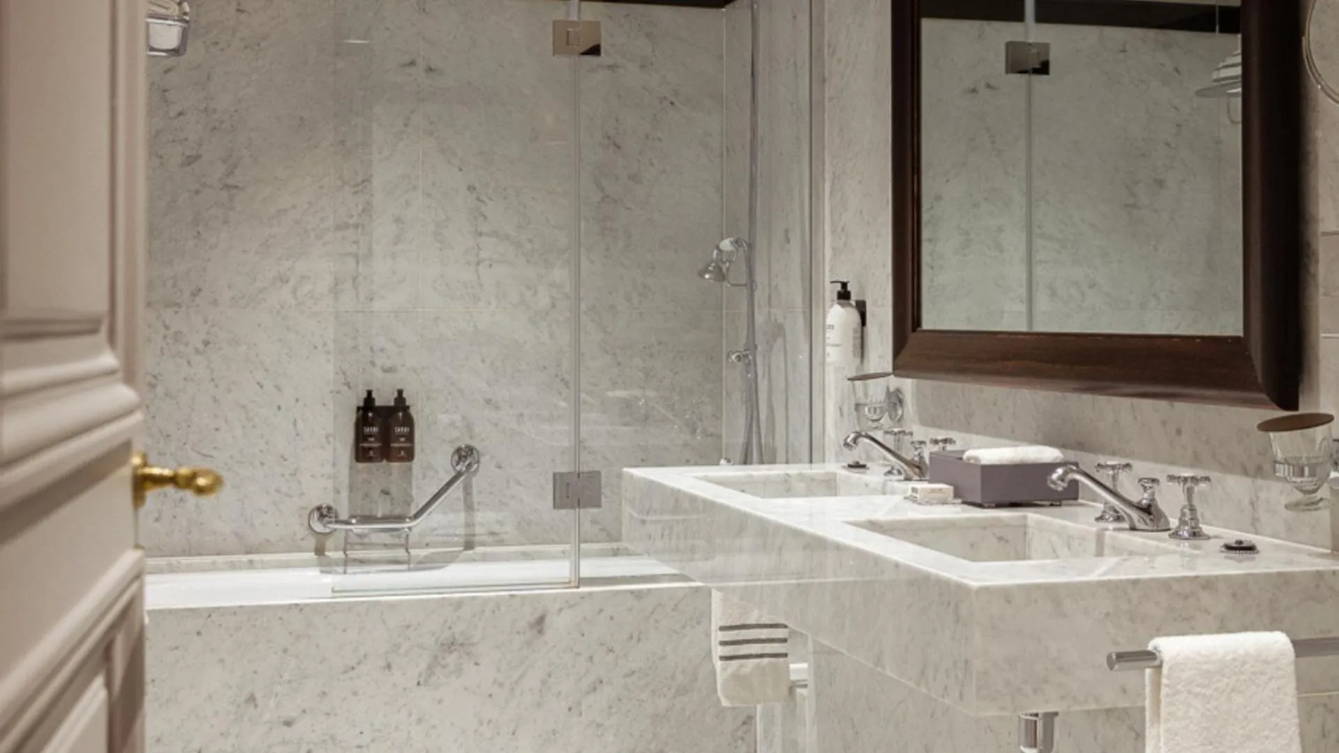 Bathroom in Hôtel Lancaster Paris Champs-Elysées