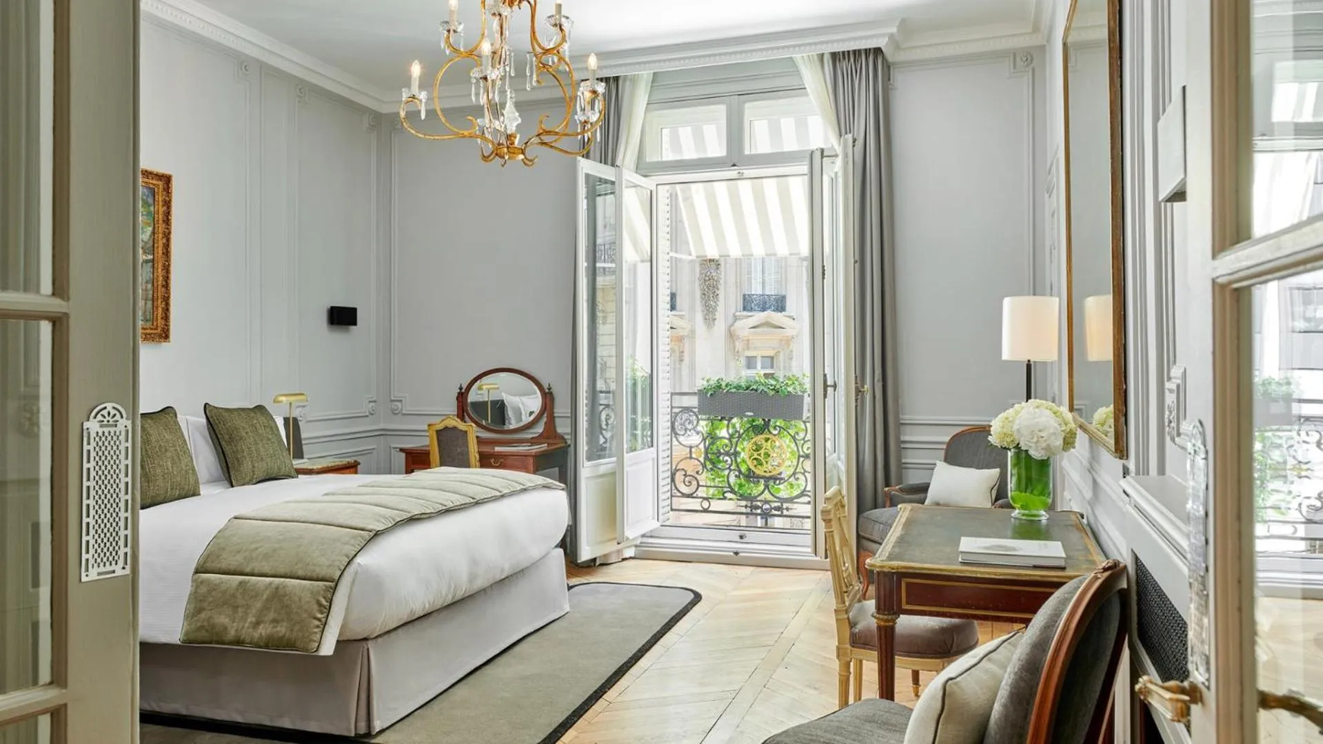 Bedroom, Bed in Hôtel Lancaster Paris Champs-Elysées