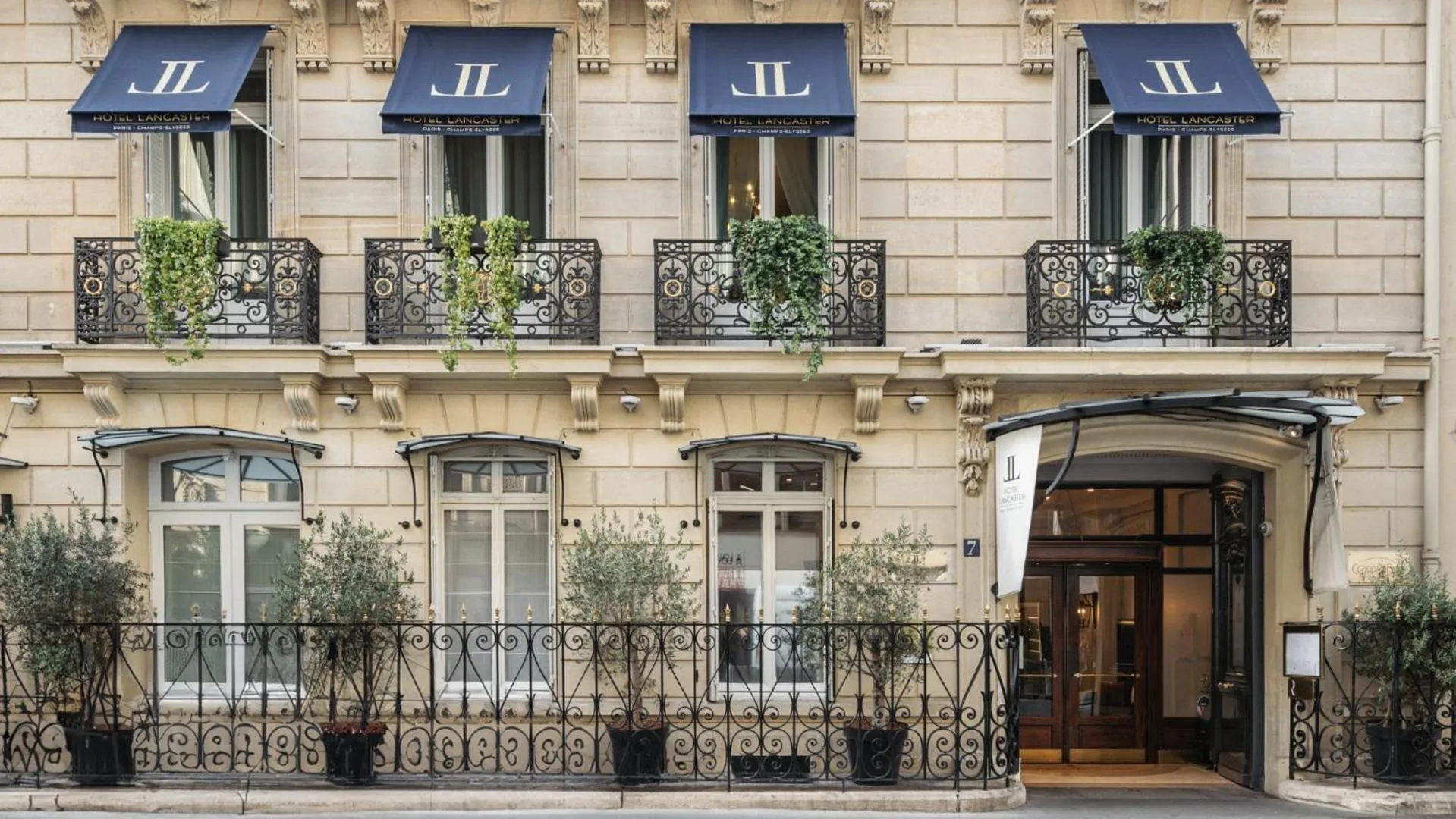 Property building in Hôtel Lancaster Paris Champs-Elysées