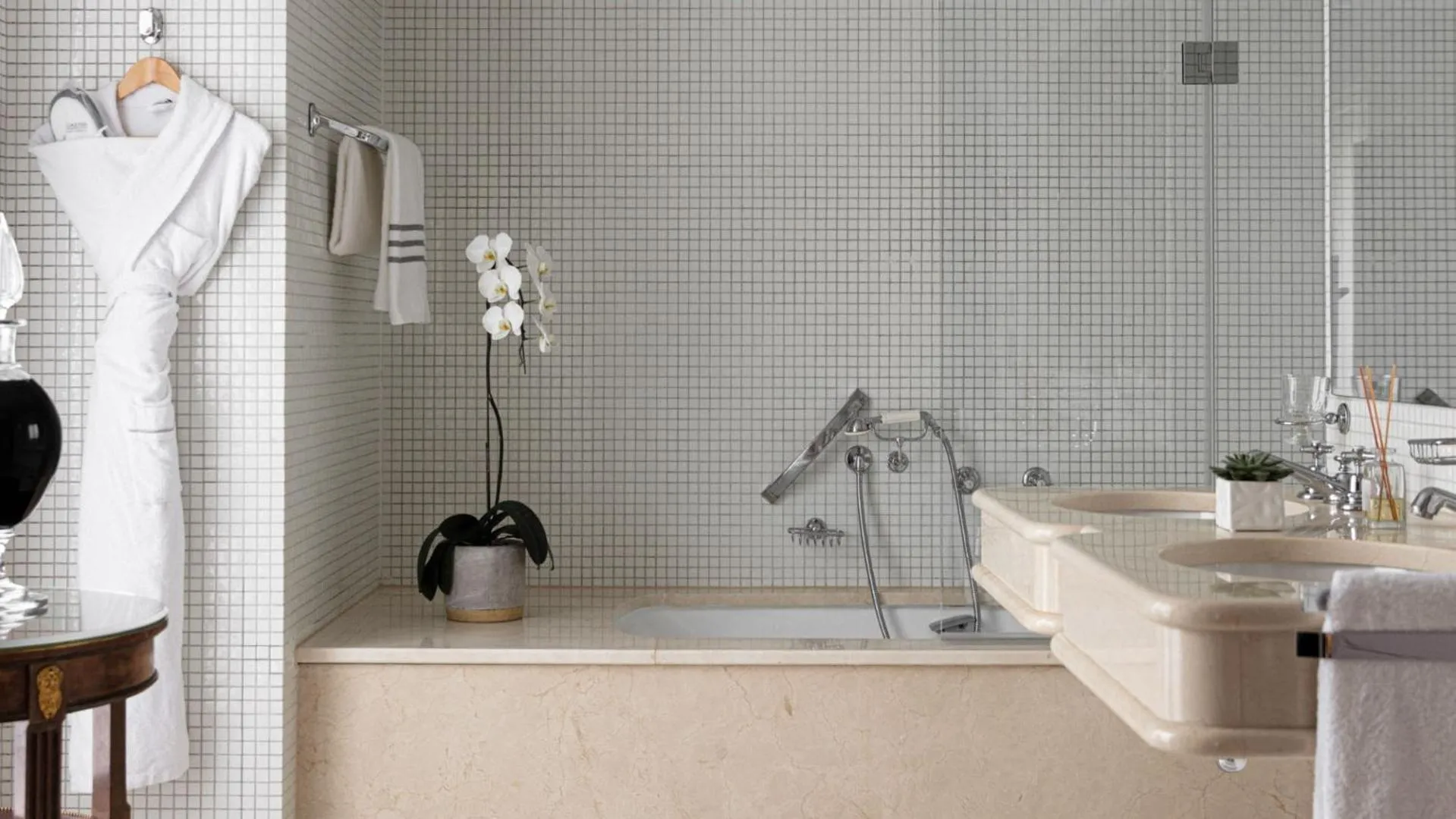 Bathroom in Hôtel Lancaster Paris Champs-Elysées