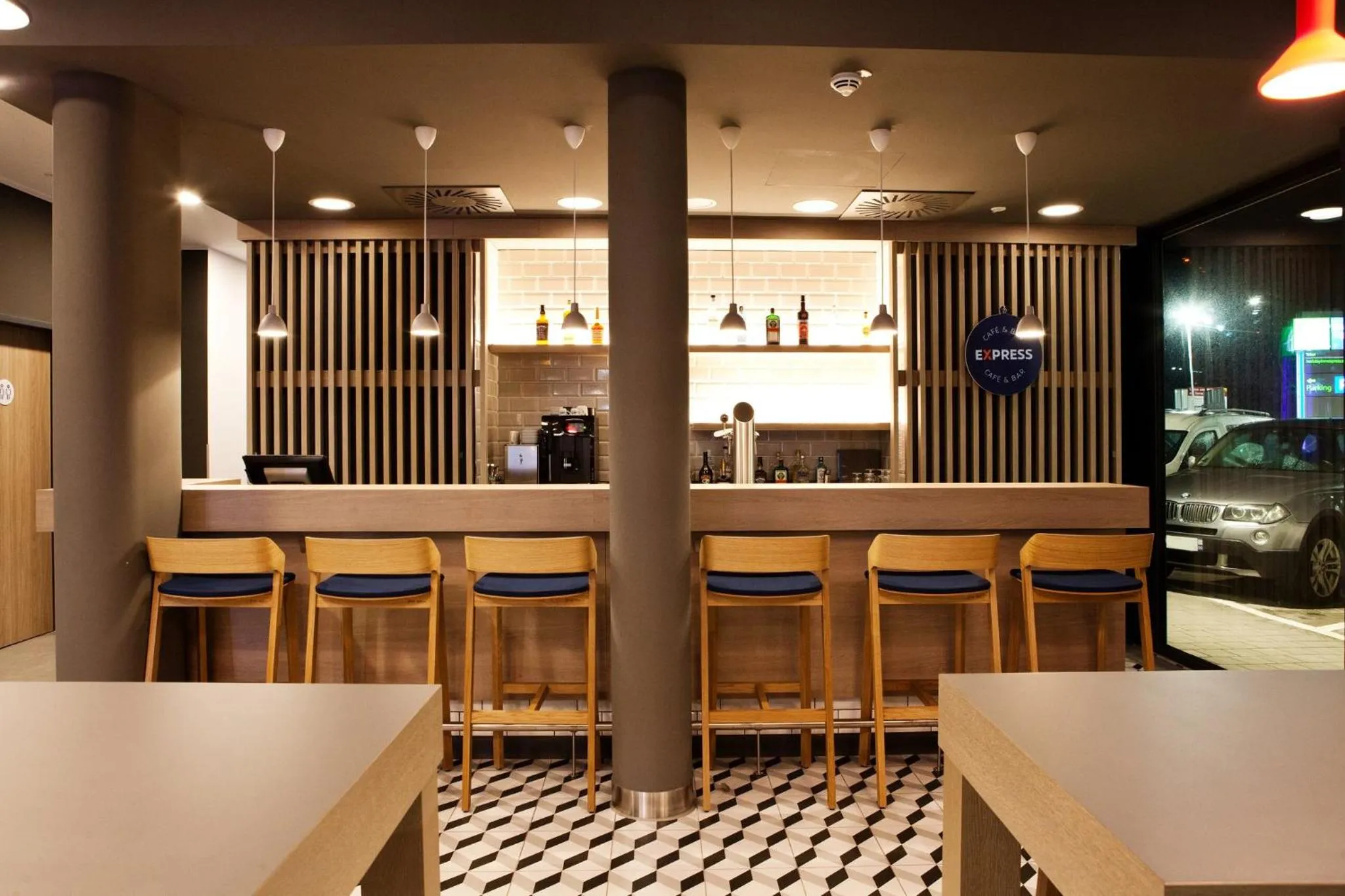 Lounge or bar in Holiday Inn Express - Trier by IHG