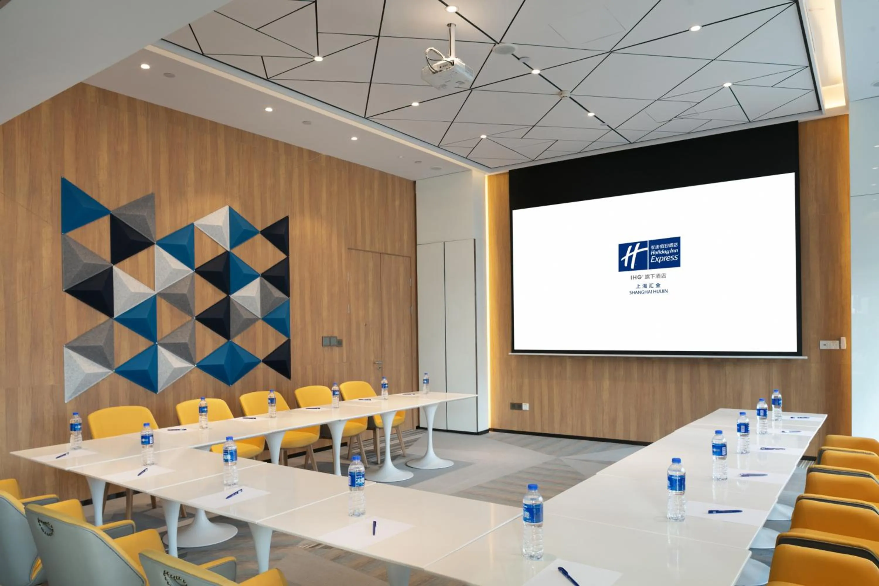 Meeting/conference room in Holiday Inn Express Shanghai Huijin by IHG