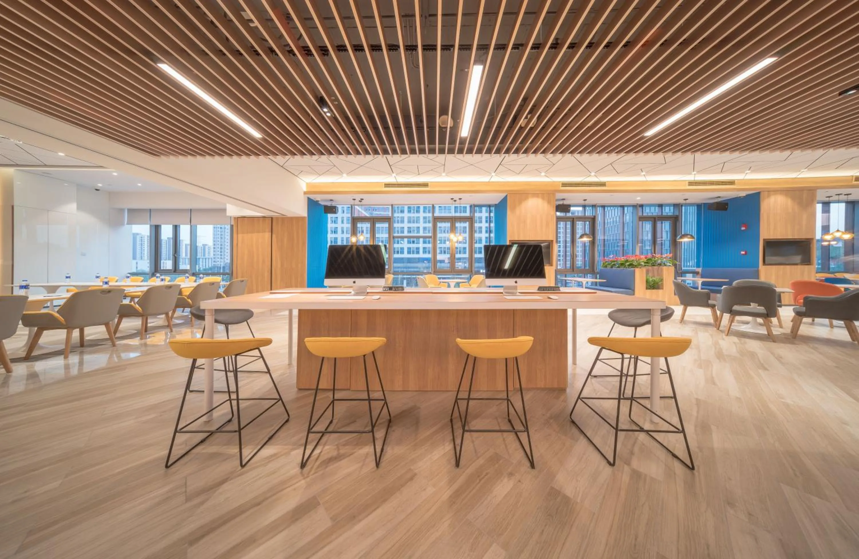 Restaurant/places to eat in Holiday Inn Express Shanghai Huijin by IHG