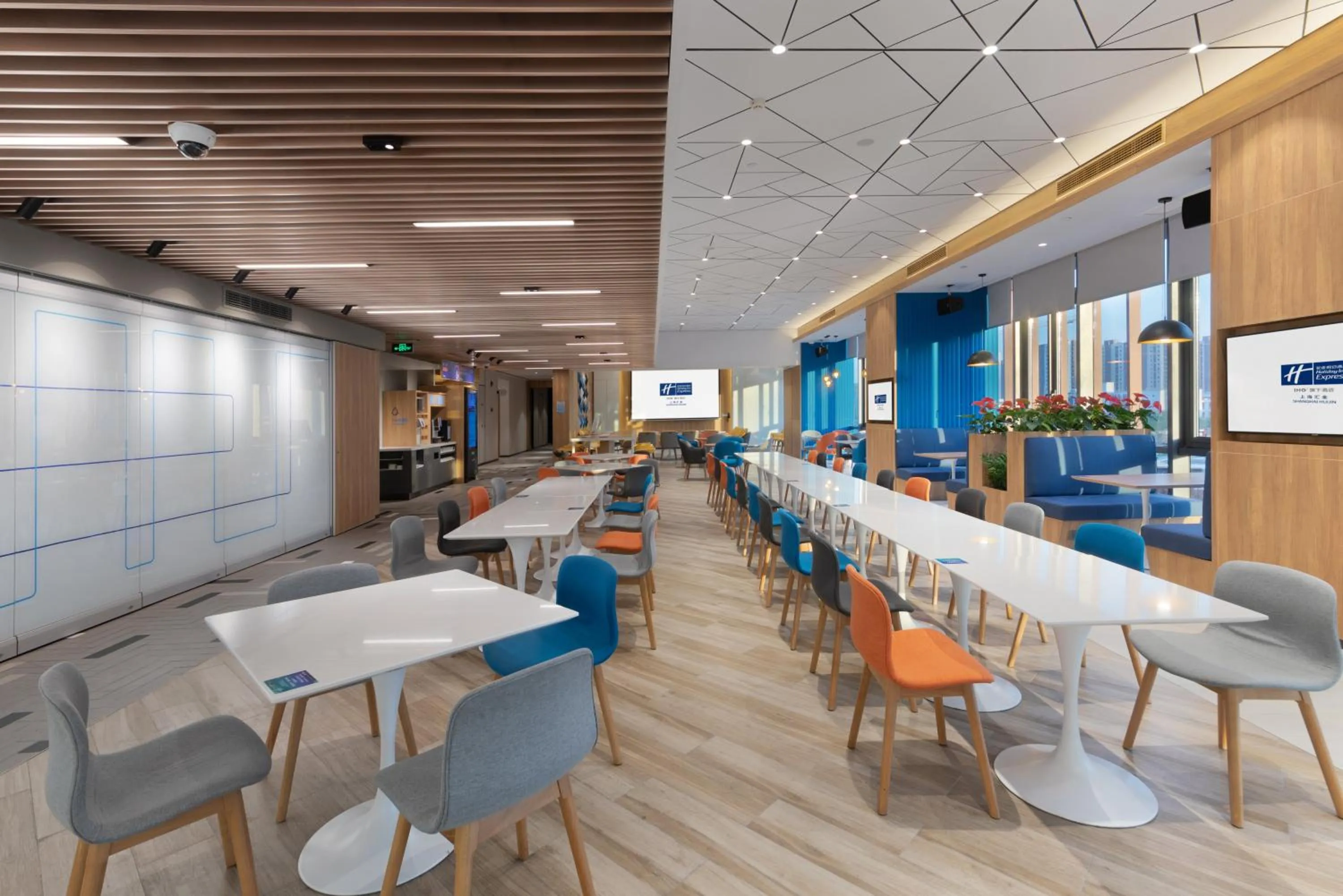 Meeting/conference room in Holiday Inn Express Shanghai Huijin by IHG