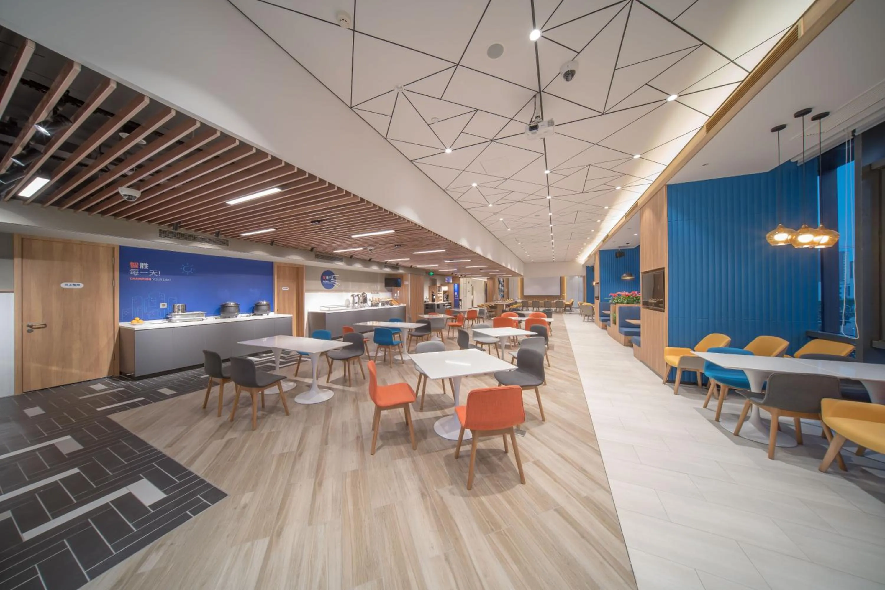 Restaurant/places to eat in Holiday Inn Express Shanghai Huijin by IHG