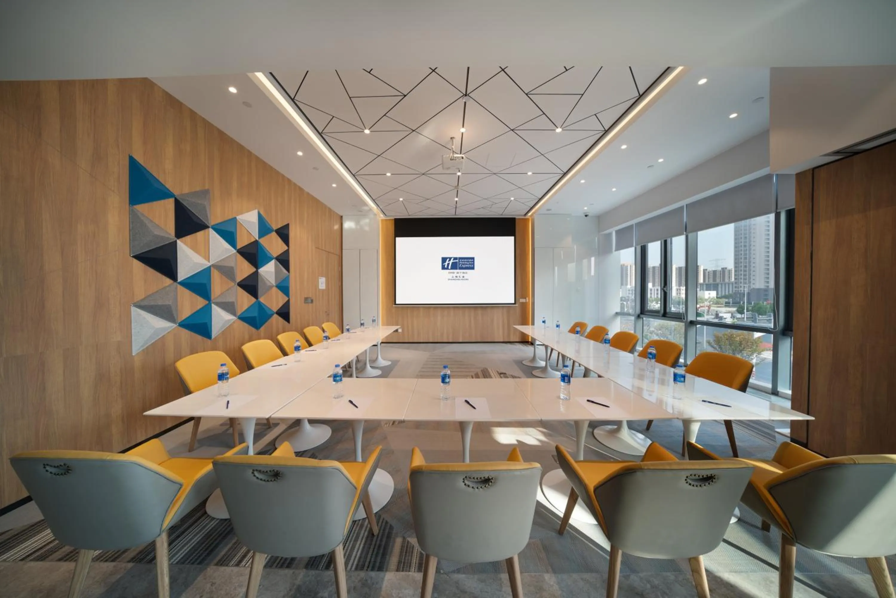 Meeting/conference room in Holiday Inn Express Shanghai Huijin by IHG