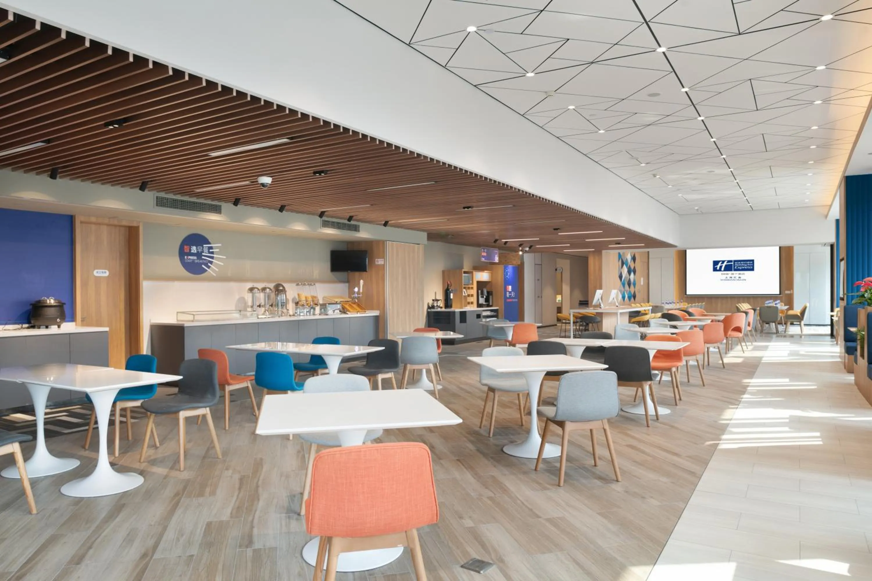 Restaurant/places to eat in Holiday Inn Express Shanghai Huijin by IHG