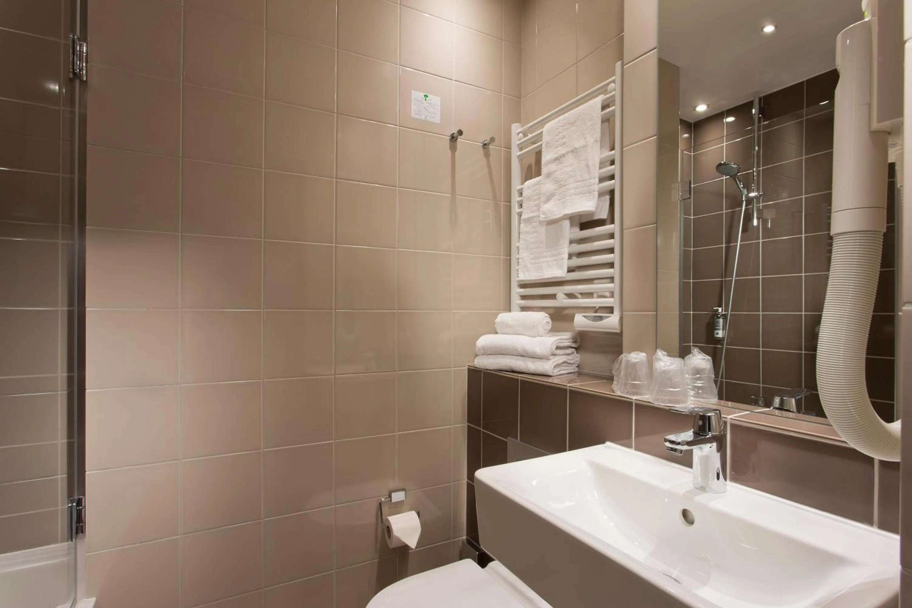 Bathroom in Libertel Gare de L'Est Francais